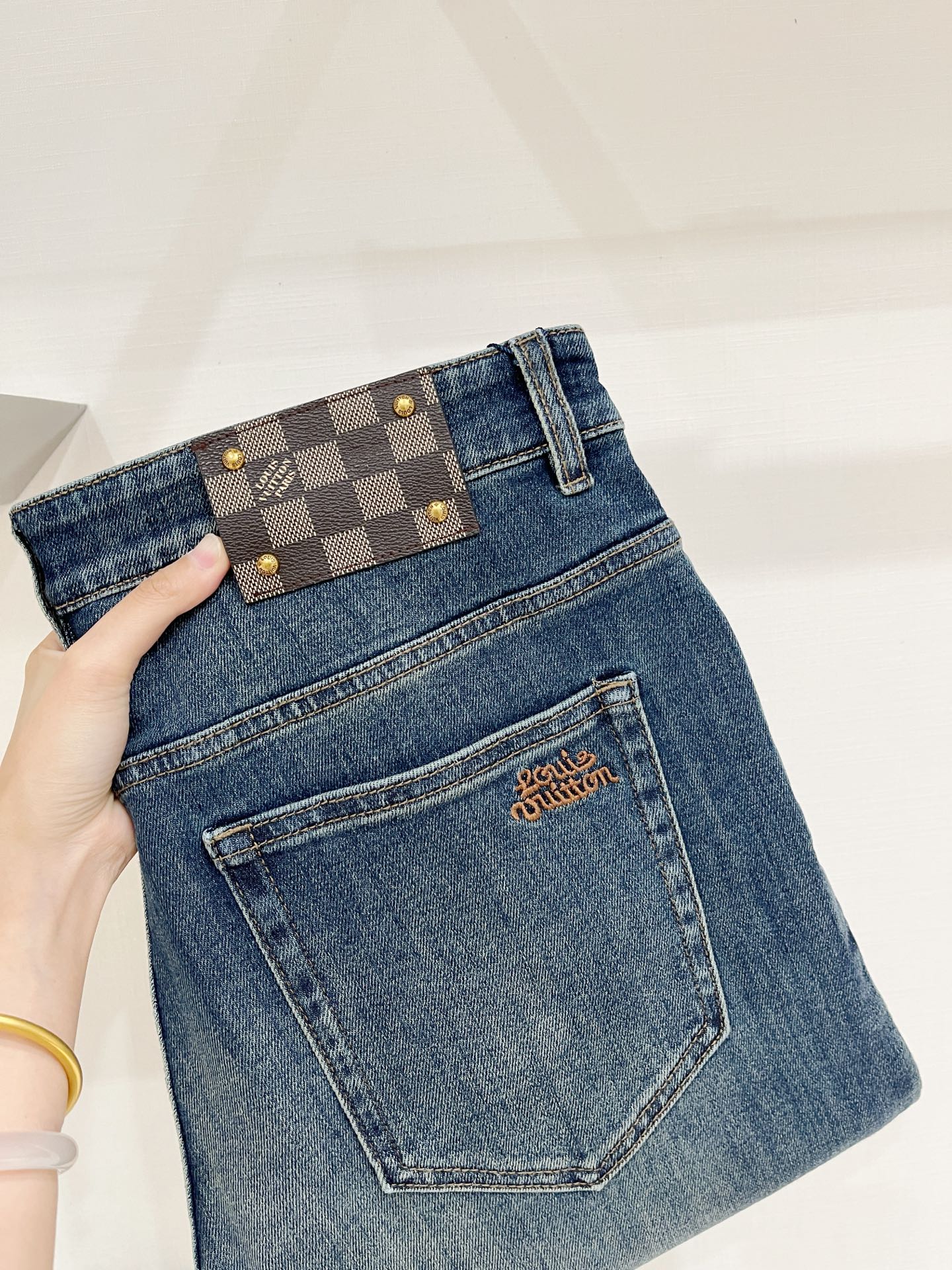 LV、2026最新品，专柜同步有售，原单狠货，水洗休闲牛仔裤，进口原版水洗弹力面料，舒适有弹性，原版五金辅料装饰logo