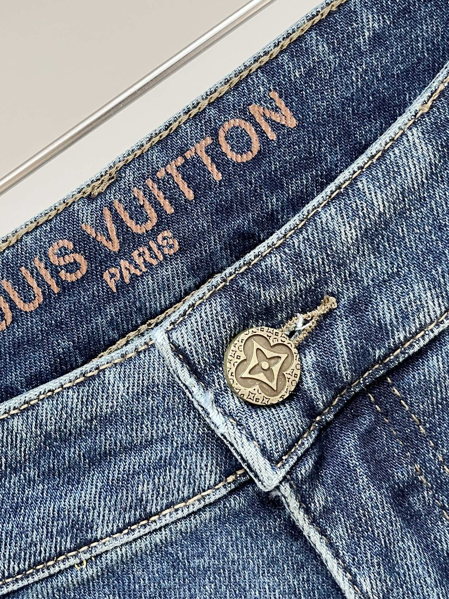 LV、2026最新品，专柜同步有售，原单狠货，水洗休闲牛仔裤，进口原版水洗弹力面料，舒适有弹性，原版五金辅料装饰logo
