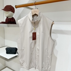 Loro piana、2026新品夹克马甲外套,时尚帅气,简约百搭款,胸前精致刺绣字母logo,定制原版面料,不仅挺括, Loro piana、2026新品夹克马甲外套,时尚帅气,简约百搭款,胸前精致刺绣字母logo,定制原版面料,不仅挺括,