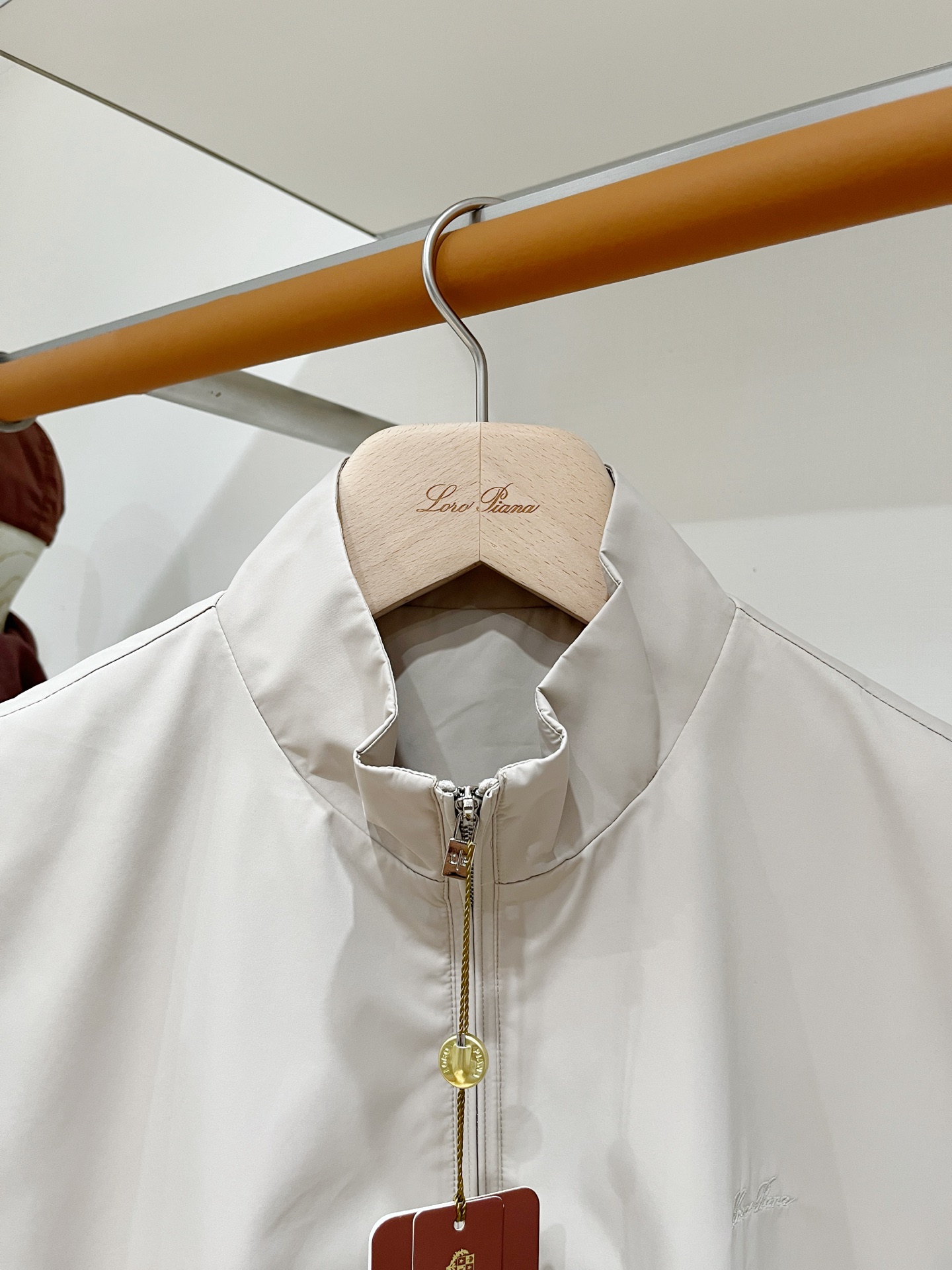 Loro piana、2026新品夹克马甲外套，时尚帅气，简约百搭款，胸前精致刺绣字母logo，定制原版面料，不仅挺括，