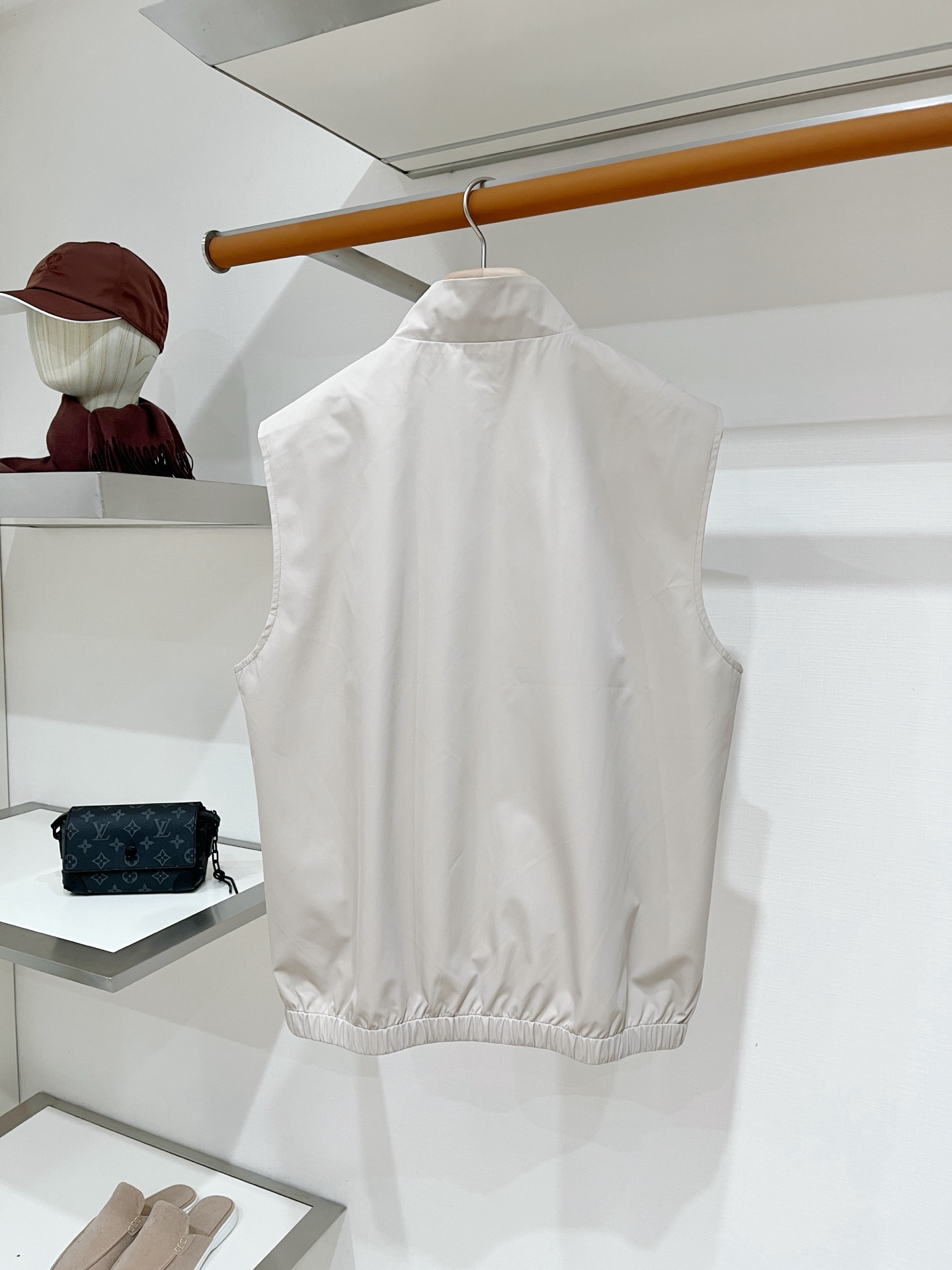 Loro piana、2026新品夹克马甲外套，时尚帅气，简约百搭款，胸前精致刺绣字母logo，定制原版面料，不仅挺括，
