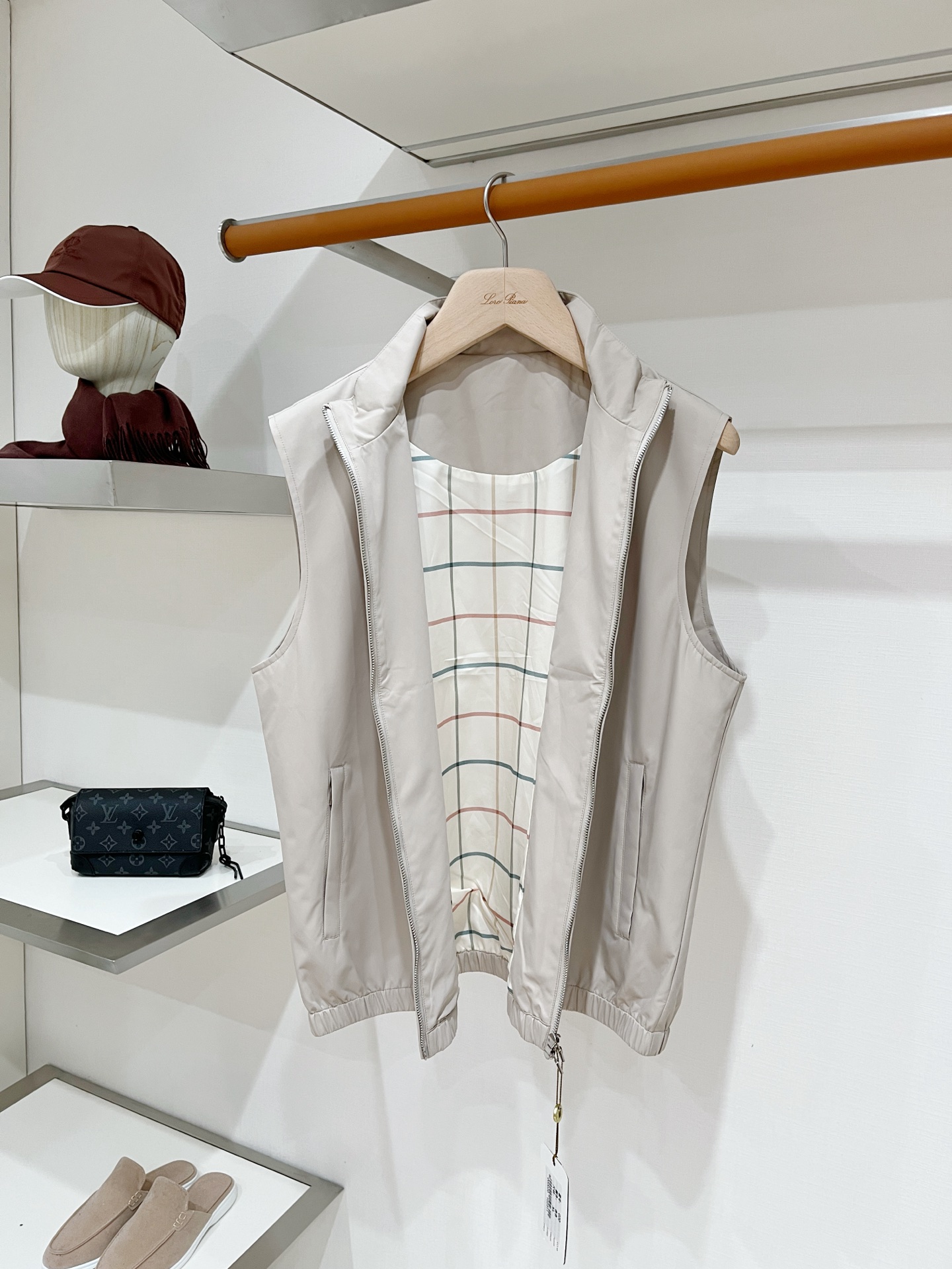 Loro piana、2026新品夹克马甲外套，时尚帅气，简约百搭款，胸前精致刺绣字母logo，定制原版面料，不仅挺括，