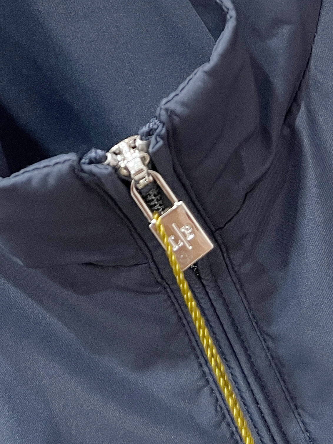 Loro piana、2026新品夹克马甲外套，时尚帅气，简约百搭款，胸前精致刺绣字母logo，定制原版面料，不仅挺括，