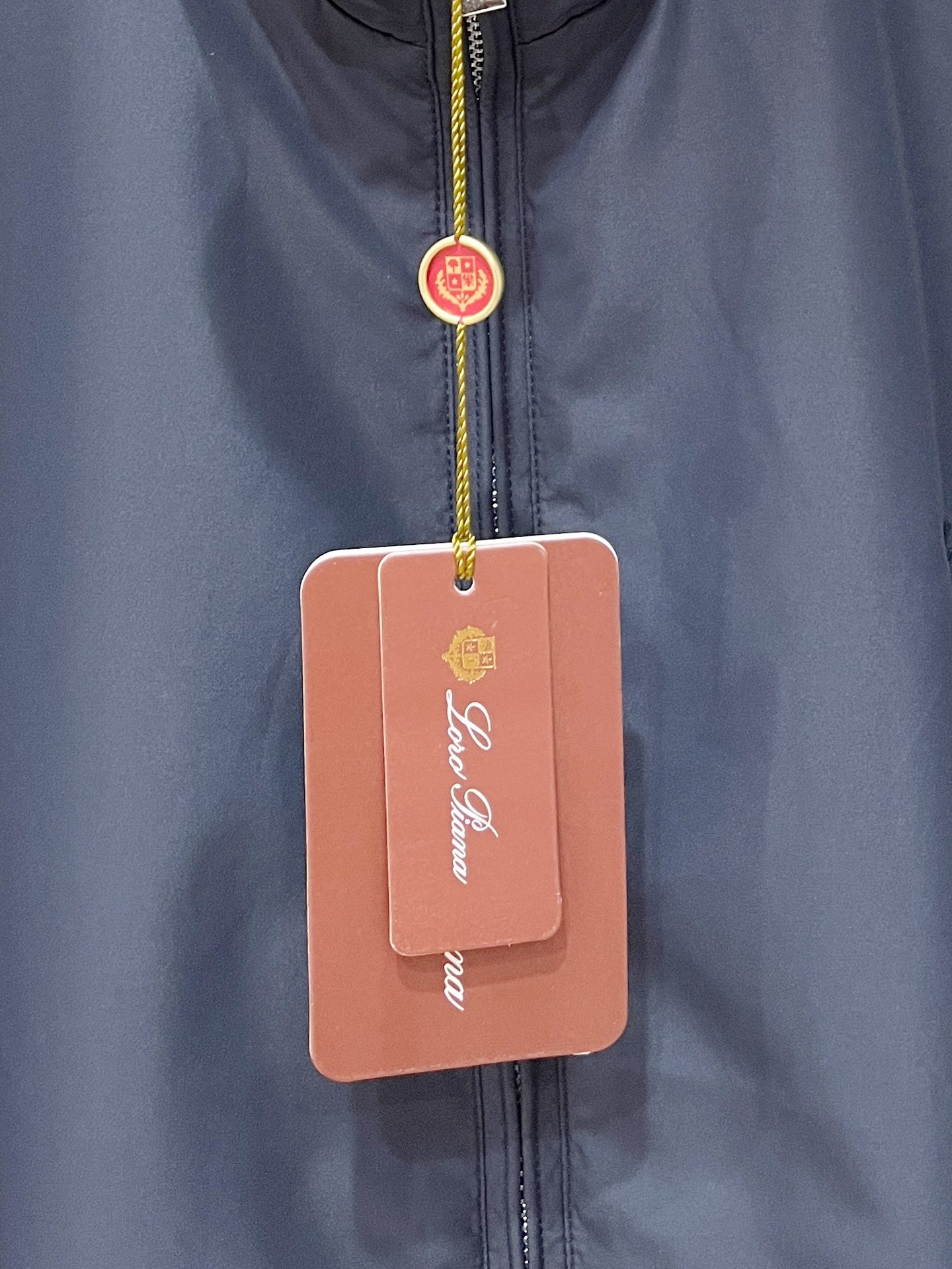 Loro piana、2026新品夹克马甲外套，时尚帅气，简约百搭款，胸前精致刺绣字母logo，定制原版面料，不仅挺括，