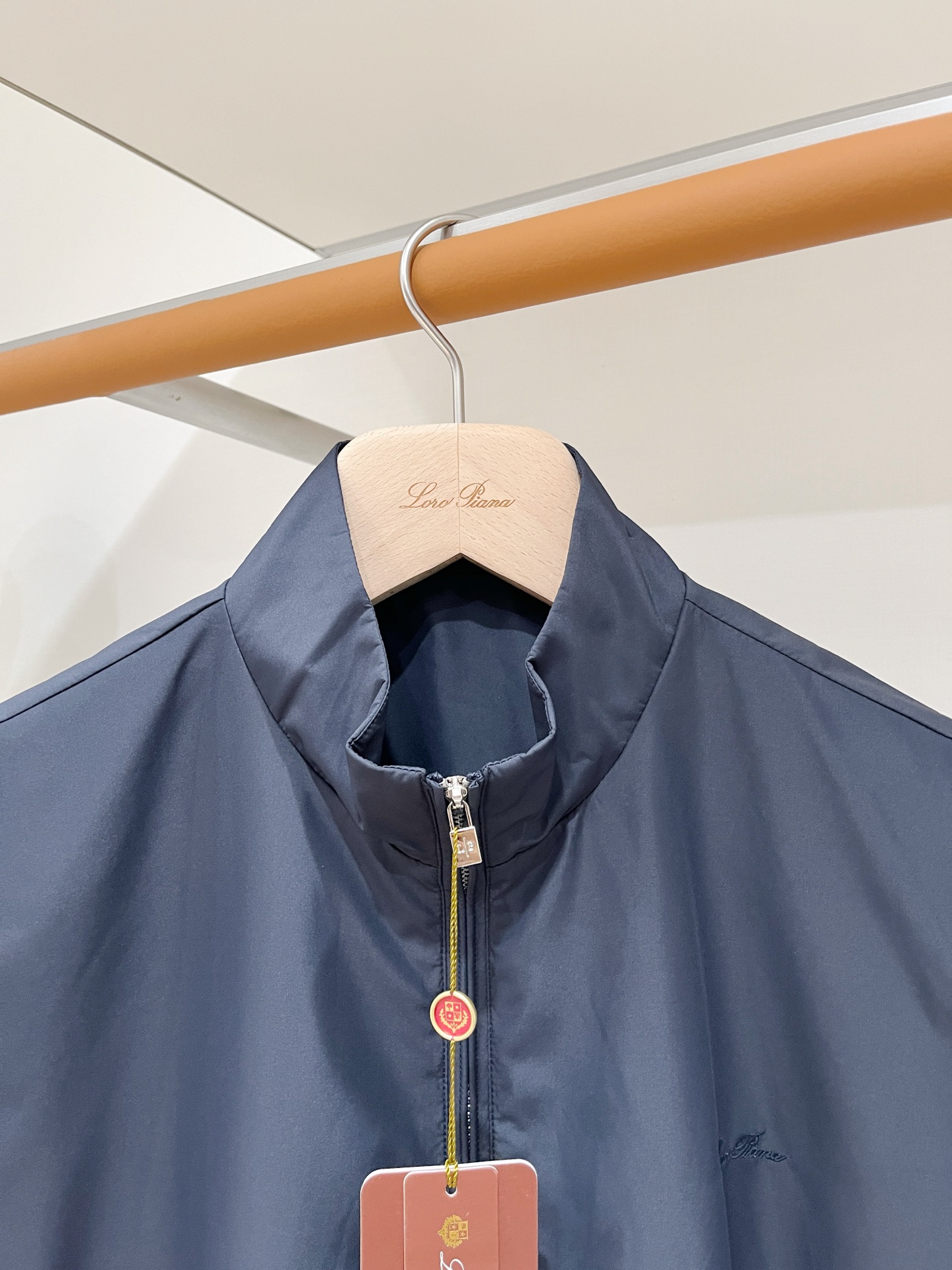 Loro piana、2026新品夹克马甲外套，时尚帅气，简约百搭款，胸前精致刺绣字母logo，定制原版面料，不仅挺括，