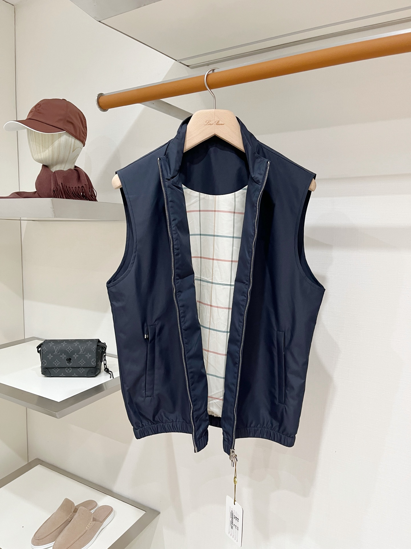Loro piana、2026新品夹克马甲外套，时尚帅气，简约百搭款，胸前精致刺绣字母logo，定制原版面料，不仅挺括，