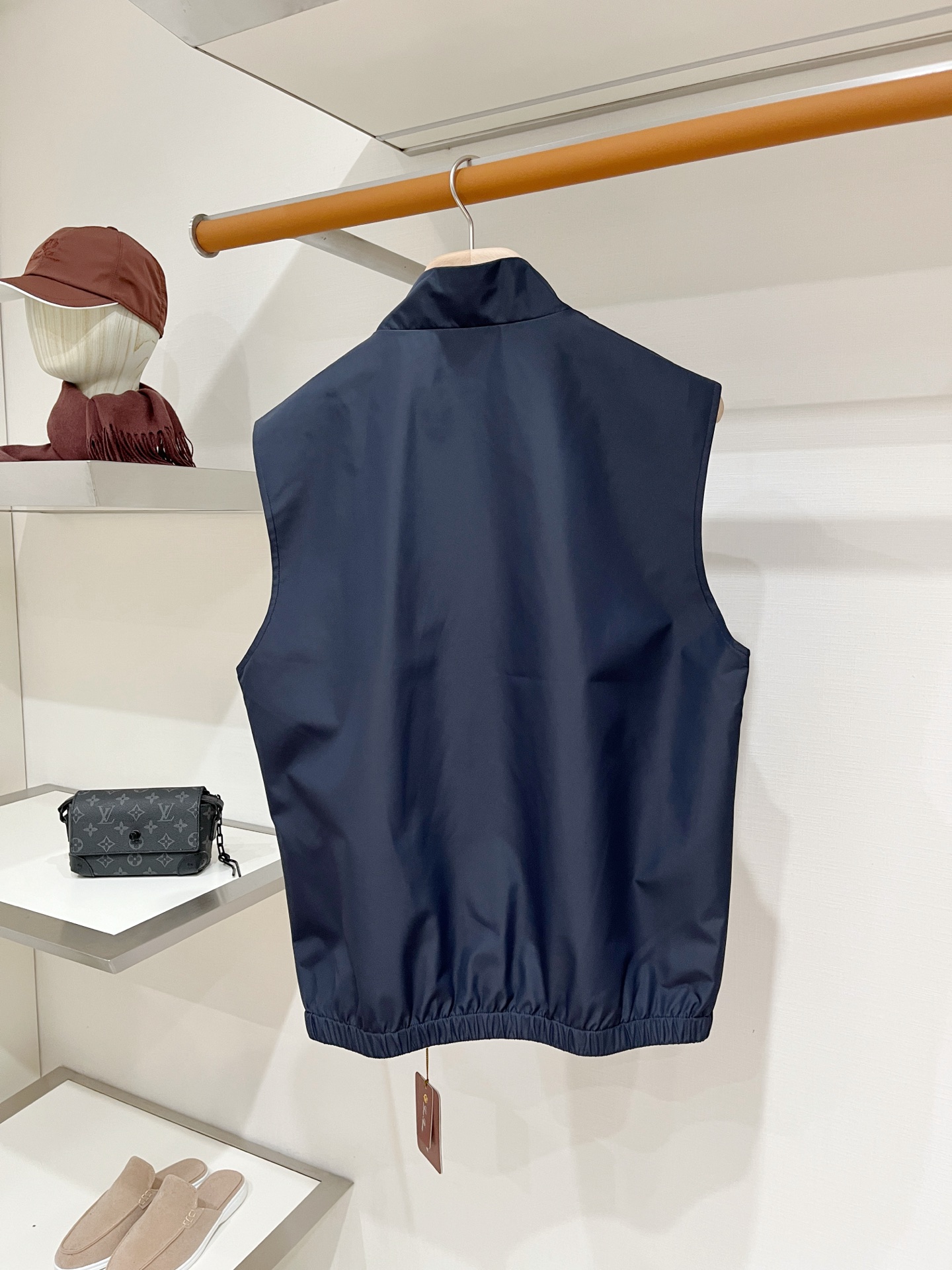 Loro piana、2026新品夹克马甲外套，时尚帅气，简约百搭款，胸前精致刺绣字母logo，定制原版面料，不仅挺括，