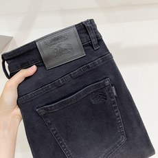 巴宝莉、2026最新品,专柜同步有售,原单狠货,水洗休闲牛仔裤,进口原版水洗弹力面料,舒适有弹性,原版五金辅料装饰log 巴宝莉、2026最新品,专柜同步有售,原单狠货,水洗休闲牛仔裤,进口原版水洗弹力面料,舒适有弹性,原版五金辅料装饰log