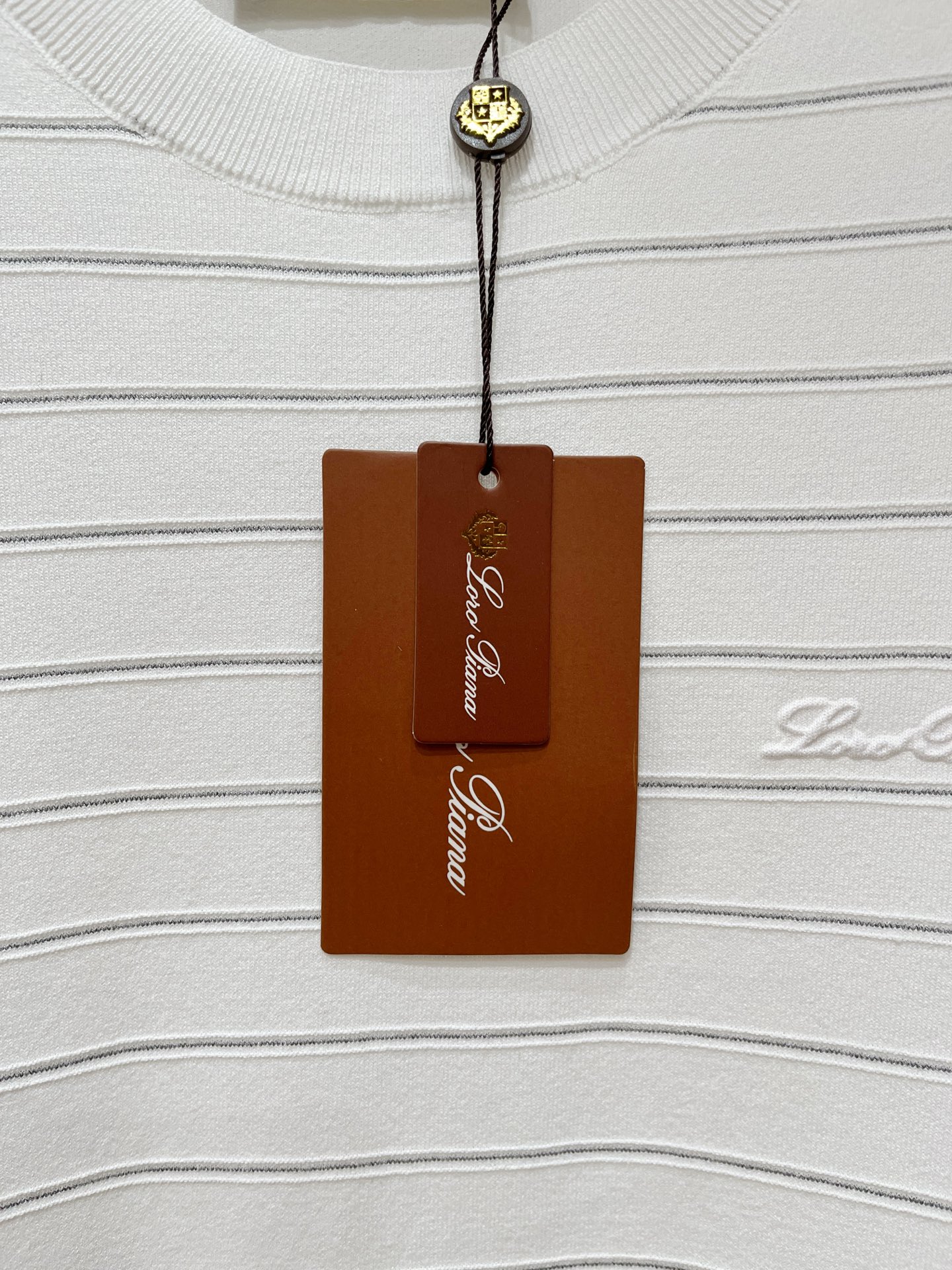 Loro piana、2026新品短袖T恤，帅气时尚，胸前设计凹凸字母logo，简约百搭款。面料针织 不仅挺括，保持潮流