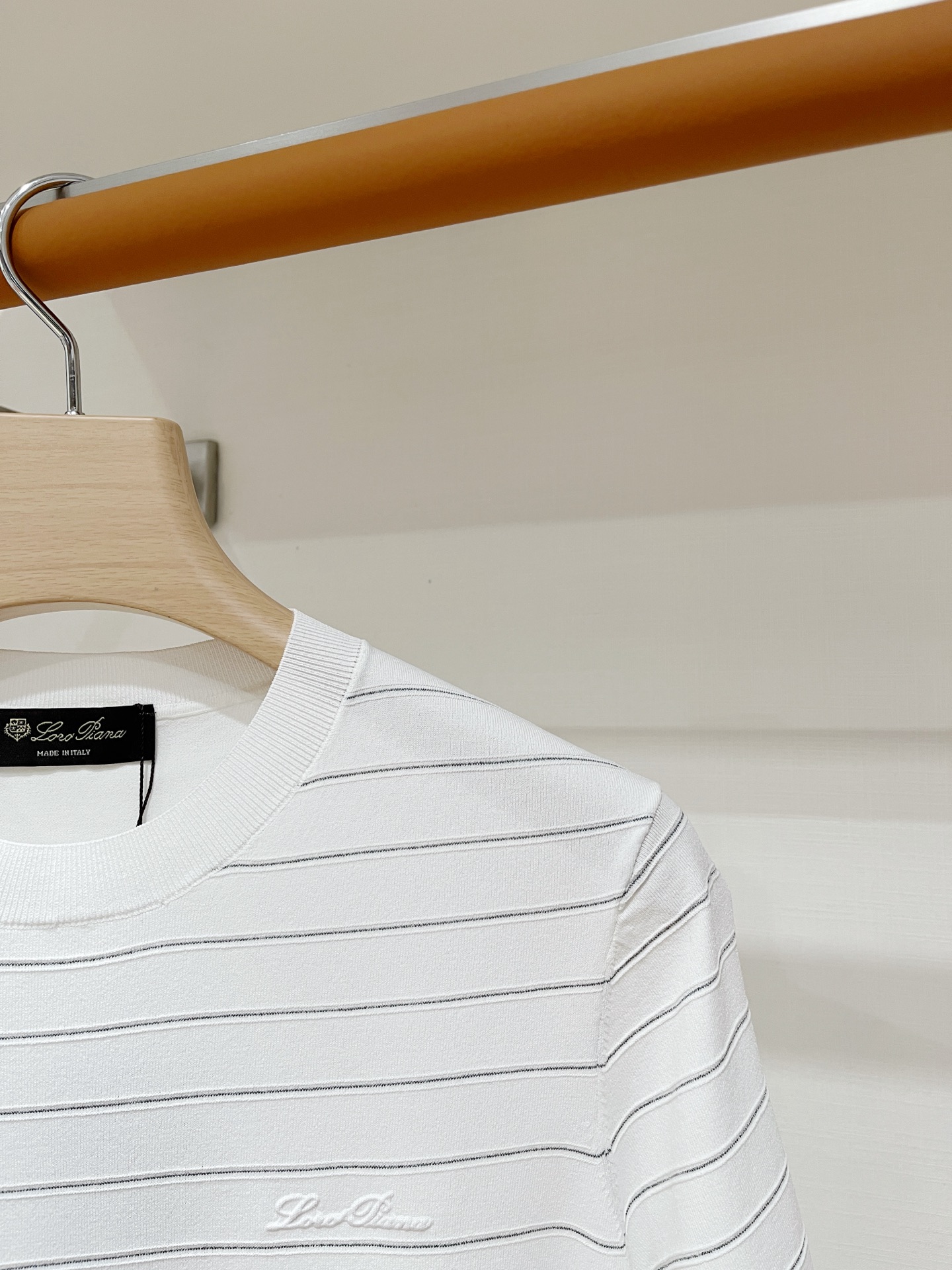 Loro piana、2026新品短袖T恤，帅气时尚，胸前设计凹凸字母logo，简约百搭款。面料针织 不仅挺括，保持潮流