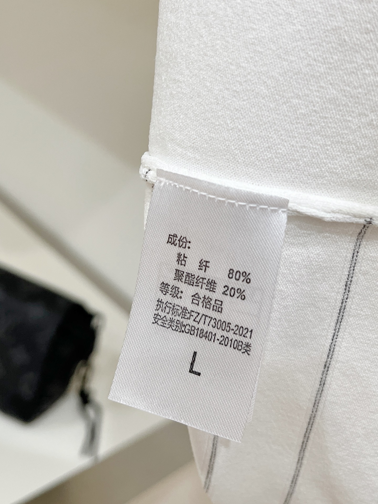 Loro piana、2026新品短袖T恤，帅气时尚，胸前设计凹凸字母logo，简约百搭款。面料针织 不仅挺括，保持潮流