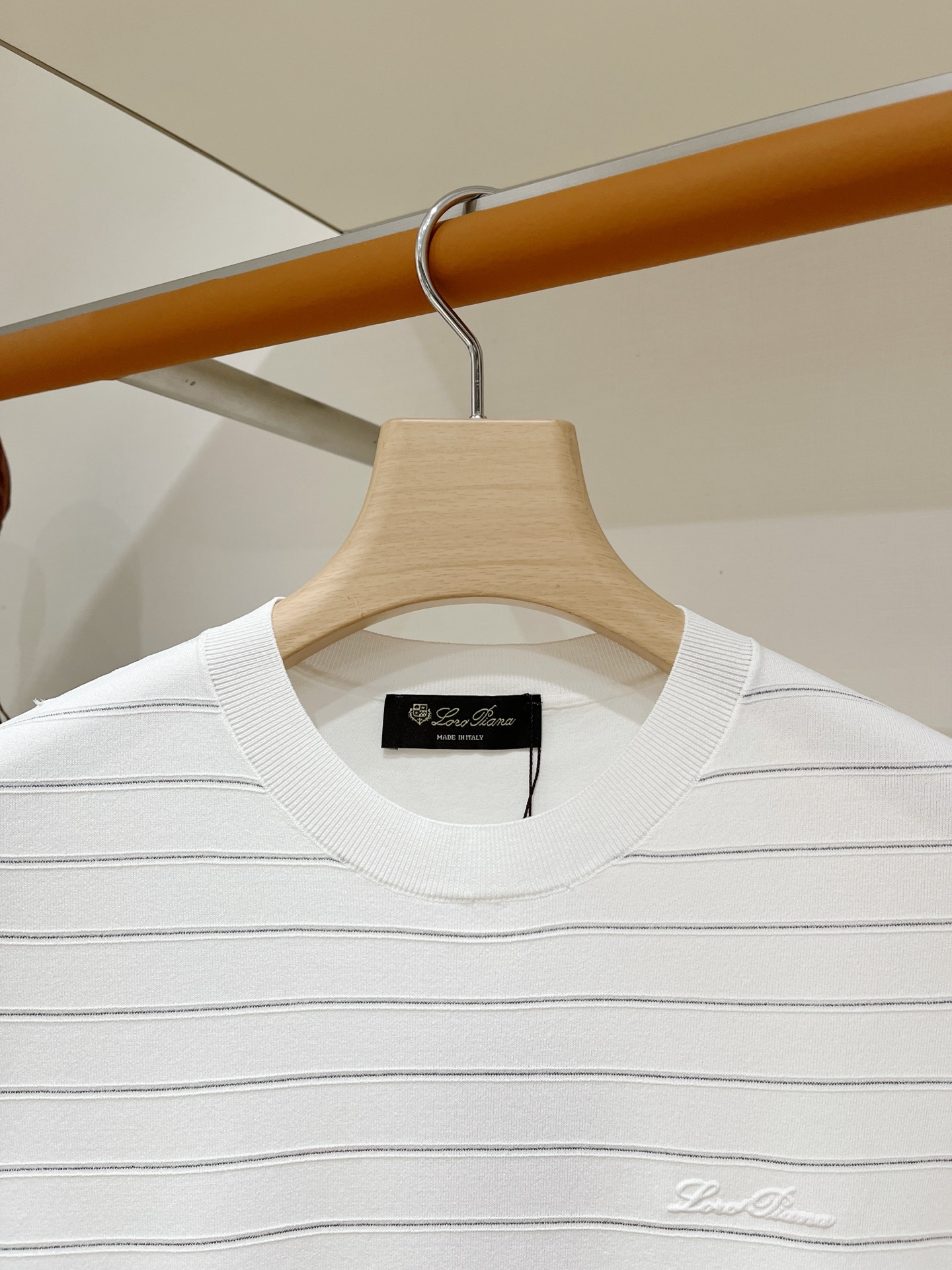 Loro piana、2026新品短袖T恤，帅气时尚，胸前设计凹凸字母logo，简约百搭款。面料针织 不仅挺括，保持潮流
