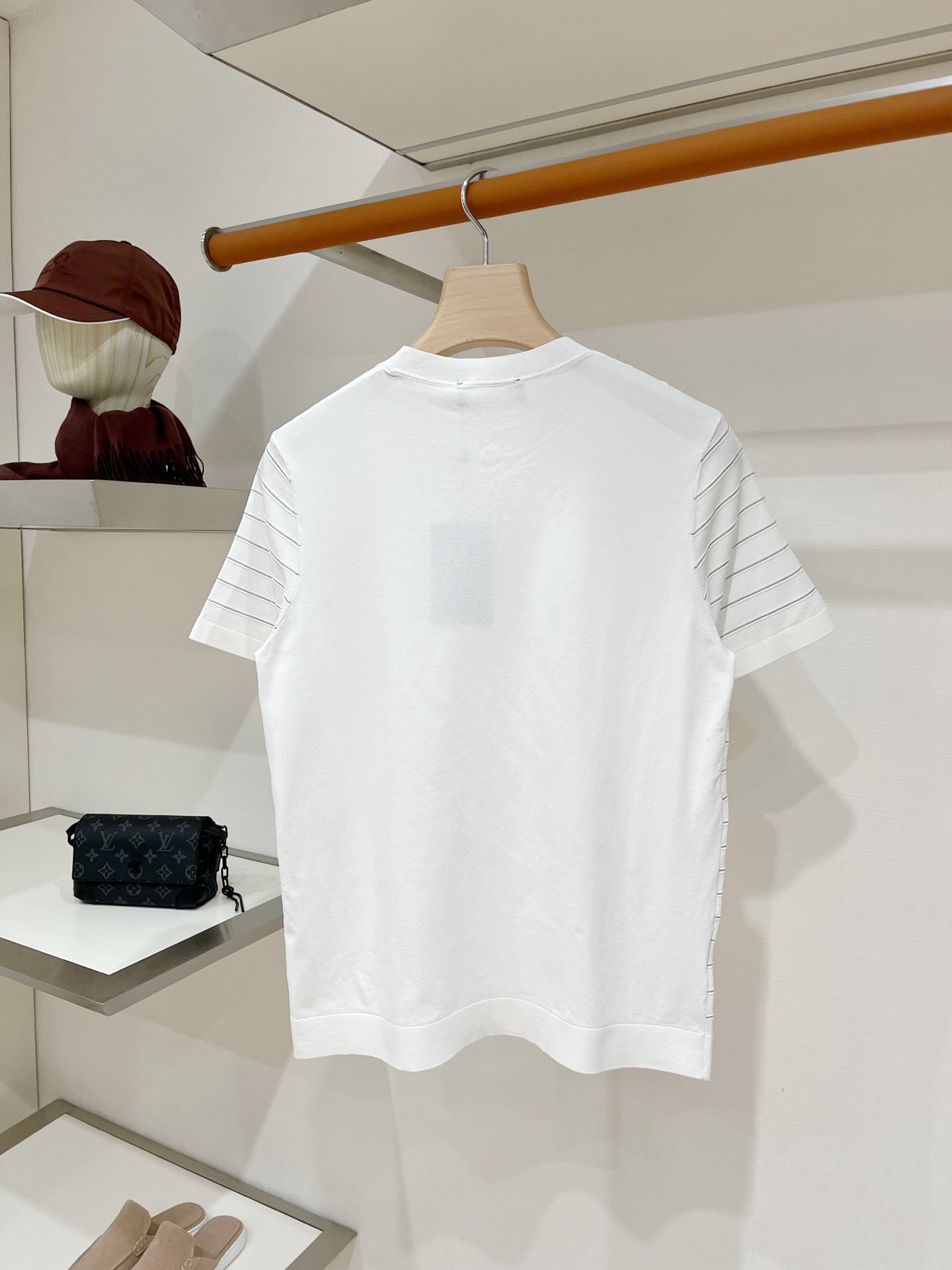 Loro piana、2026新品短袖T恤，帅气时尚，胸前设计凹凸字母logo，简约百搭款。面料针织 不仅挺括，保持潮流
