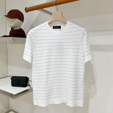 Loro piana、2026新品短袖T恤,帅气时尚,胸前设计凹凸字母logo,简约百搭款。面料针织 不仅挺括,保持潮流 Loro piana、2026新品短袖T恤,帅气时尚,胸前设计凹凸字母logo,简约百搭款。面料针织 不仅挺括,保持潮流