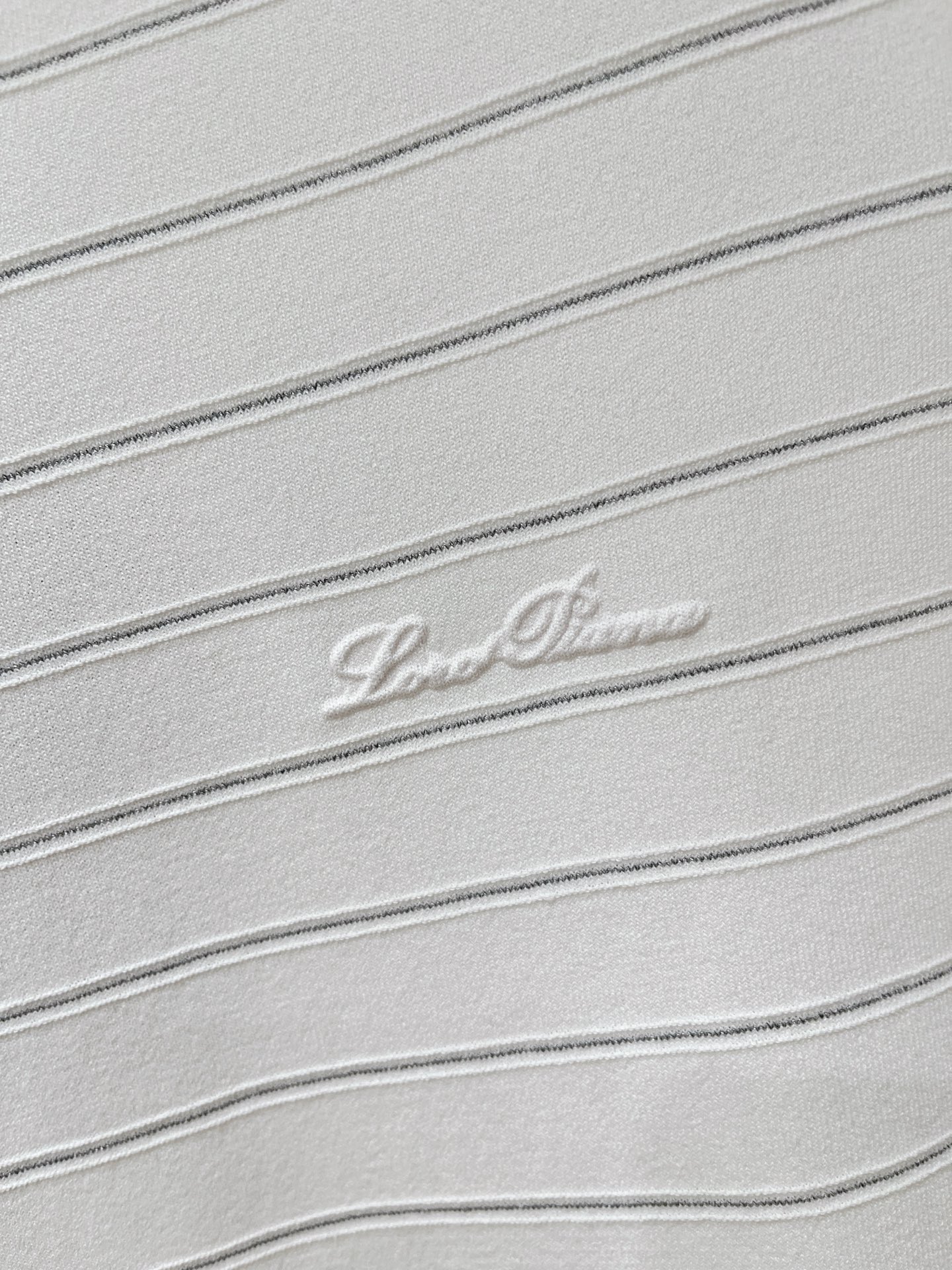 Loro piana、2026新品短袖T恤，帅气时尚，胸前设计凹凸字母logo，简约百搭款。面料针织 不仅挺括，保持潮流