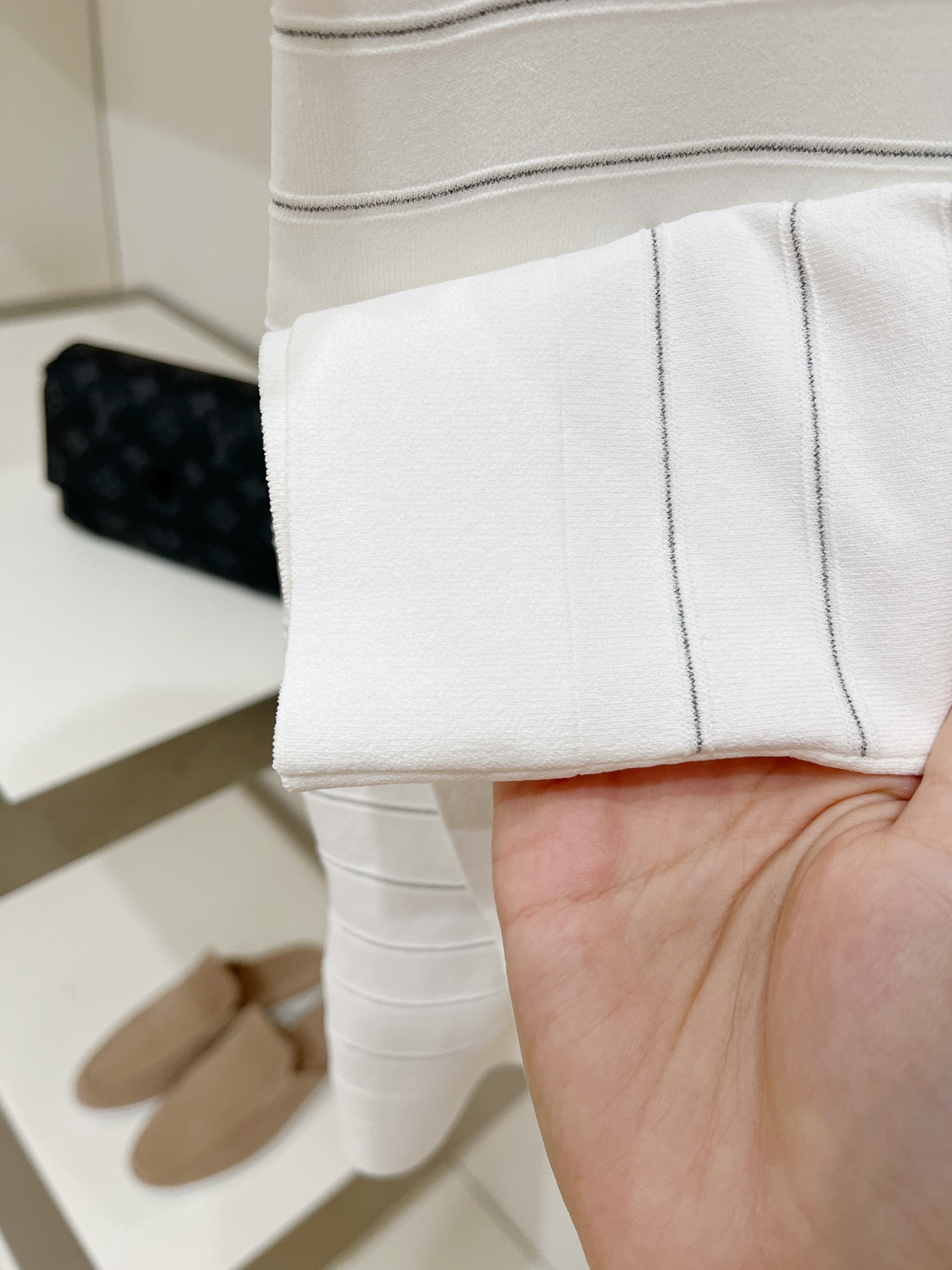 Loro piana、2026新品短袖T恤，帅气时尚，胸前设计凹凸字母logo，简约百搭款。面料针织 不仅挺括，保持潮流