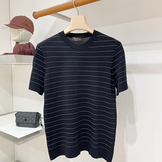 Loro piana、2026新品短袖T恤,帅气时尚,胸前设计凹凸字母logo,简约百搭款。面料针织 不仅挺括,保持潮流 Loro piana、2026新品短袖T恤,帅气时尚,胸前设计凹凸字母logo,简约百搭款。面料针织 不仅挺括,保持潮流