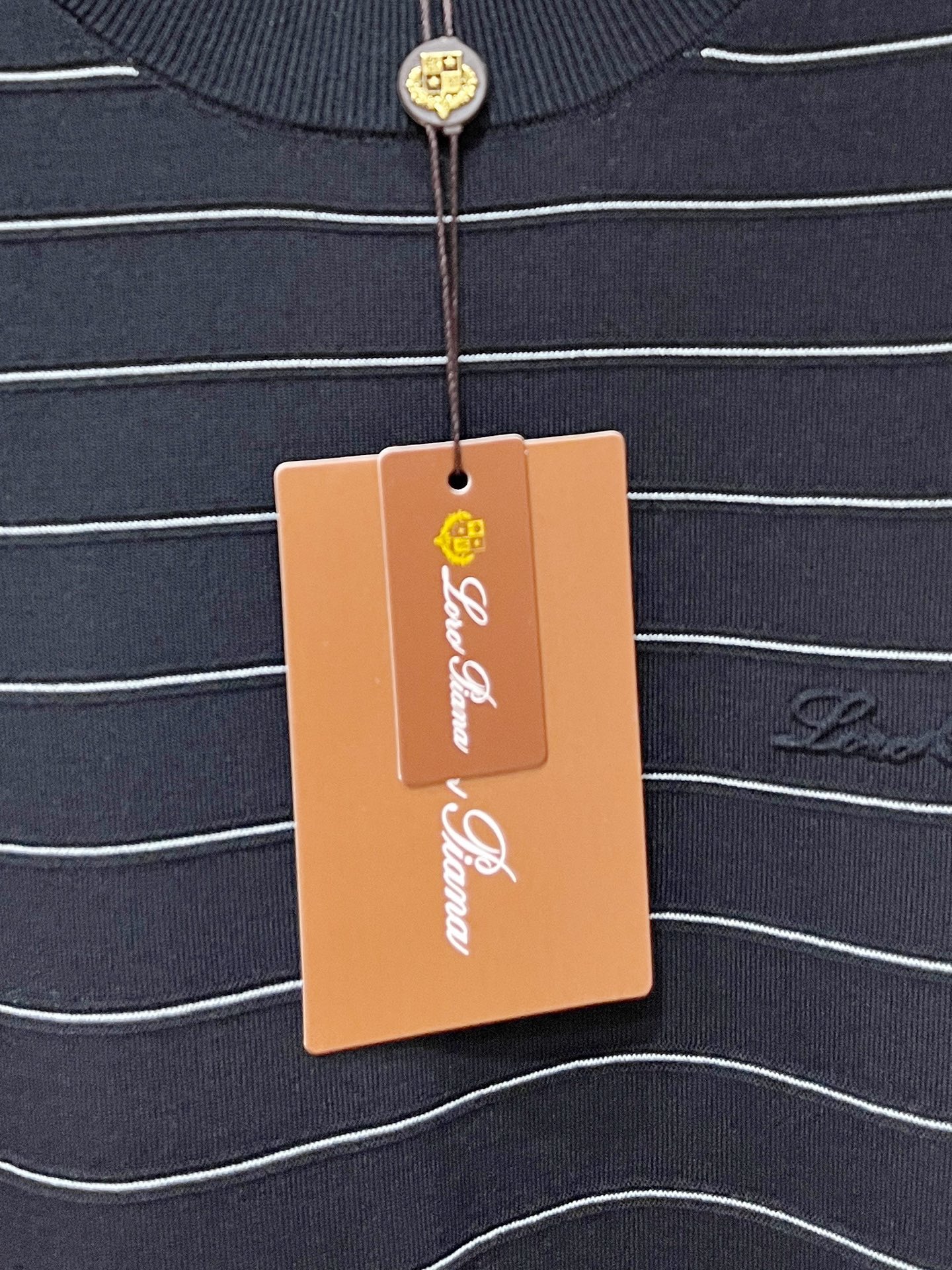 Loro piana、2026新品短袖T恤，帅气时尚，胸前设计凹凸字母logo，简约百搭款。面料针织 不仅挺括，保持潮流