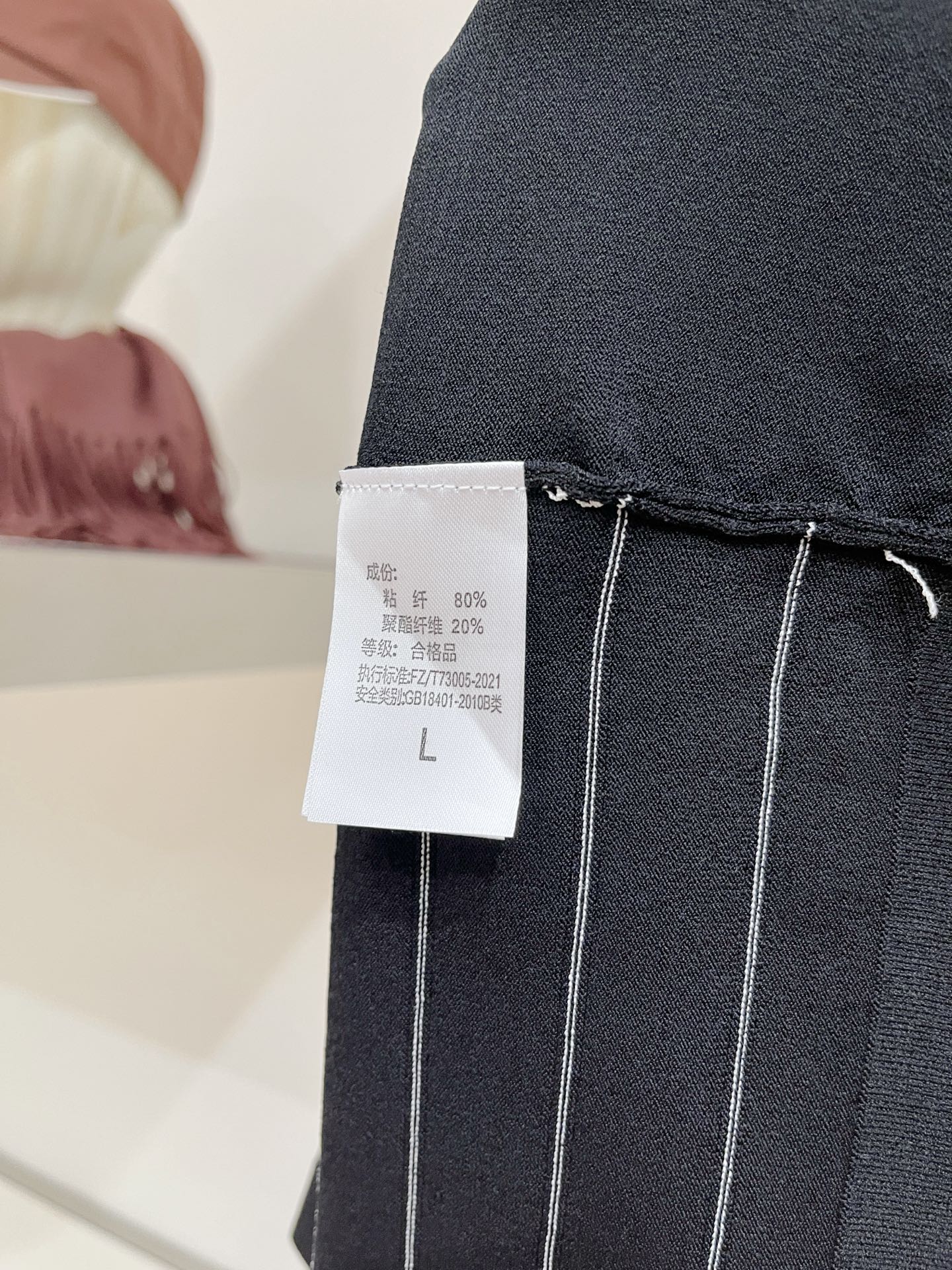 Loro piana、2026新品短袖T恤，帅气时尚，胸前设计凹凸字母logo，简约百搭款。面料针织 不仅挺括，保持潮流