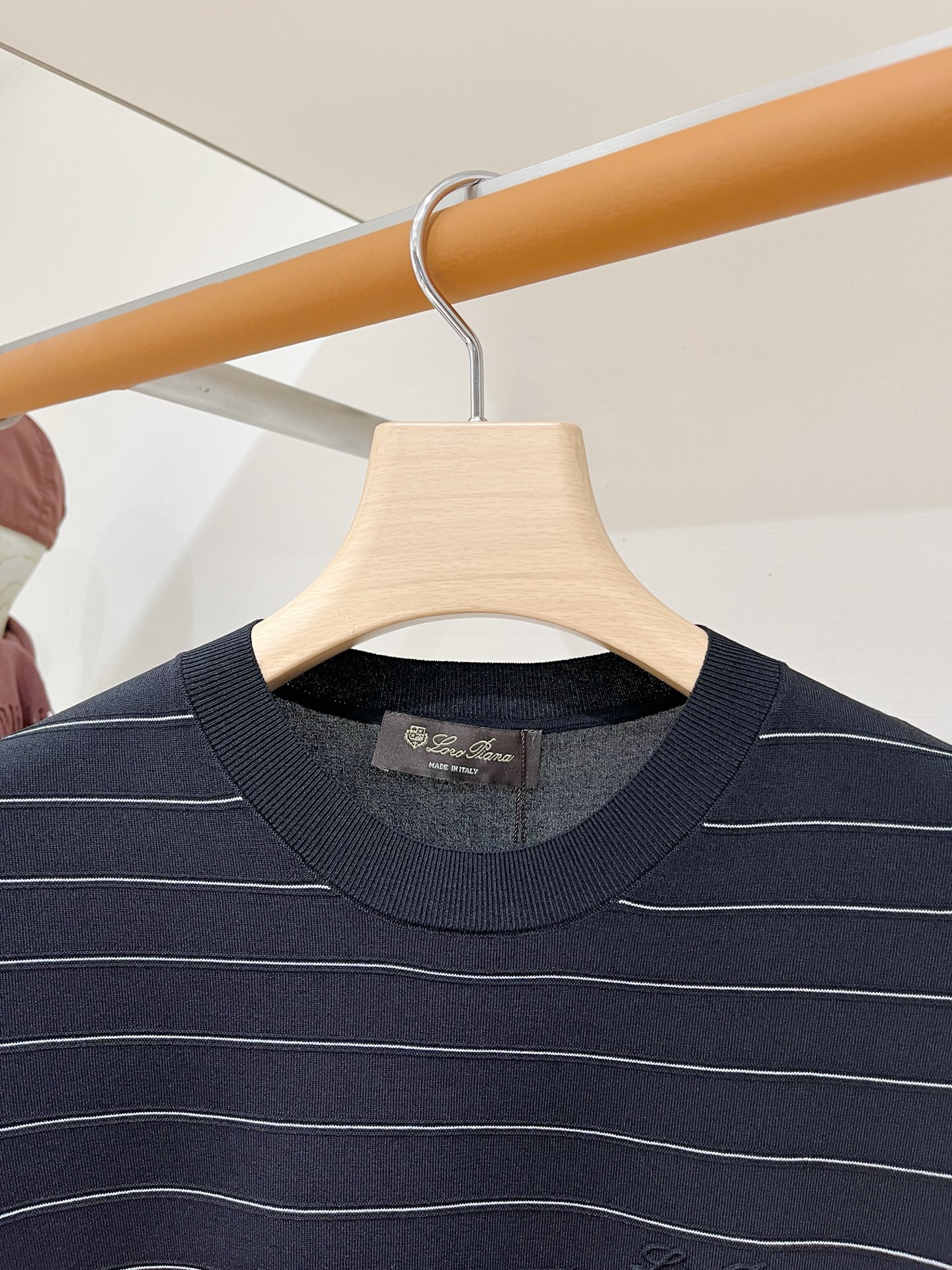 Loro piana、2026新品短袖T恤，帅气时尚，胸前设计凹凸字母logo，简约百搭款。面料针织 不仅挺括，保持潮流
