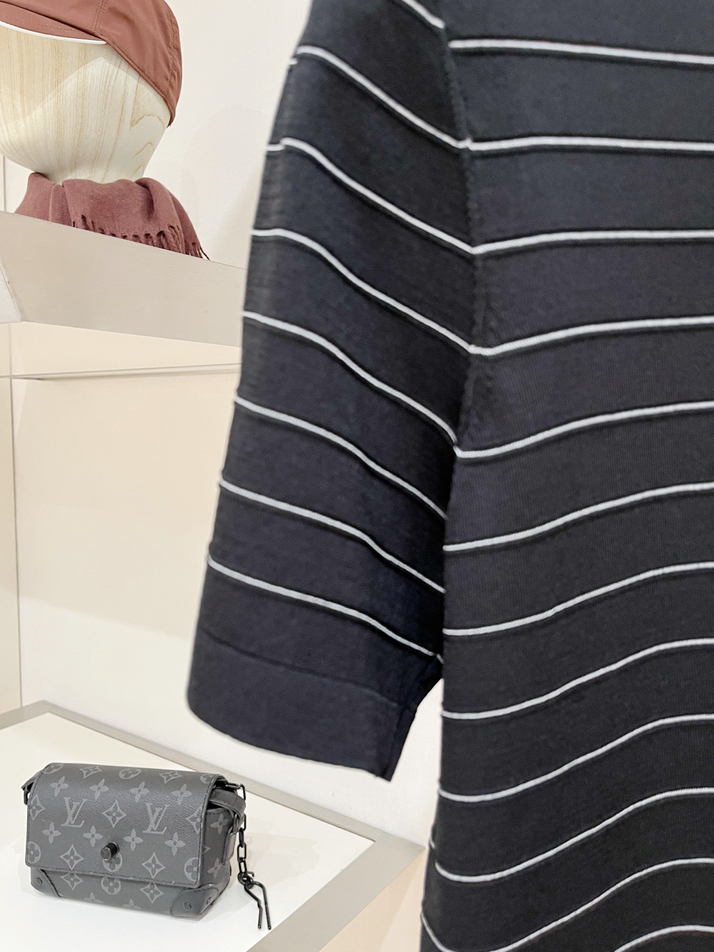 Loro piana、2026新品短袖T恤，帅气时尚，胸前设计凹凸字母logo，简约百搭款。面料针织 不仅挺括，保持潮流