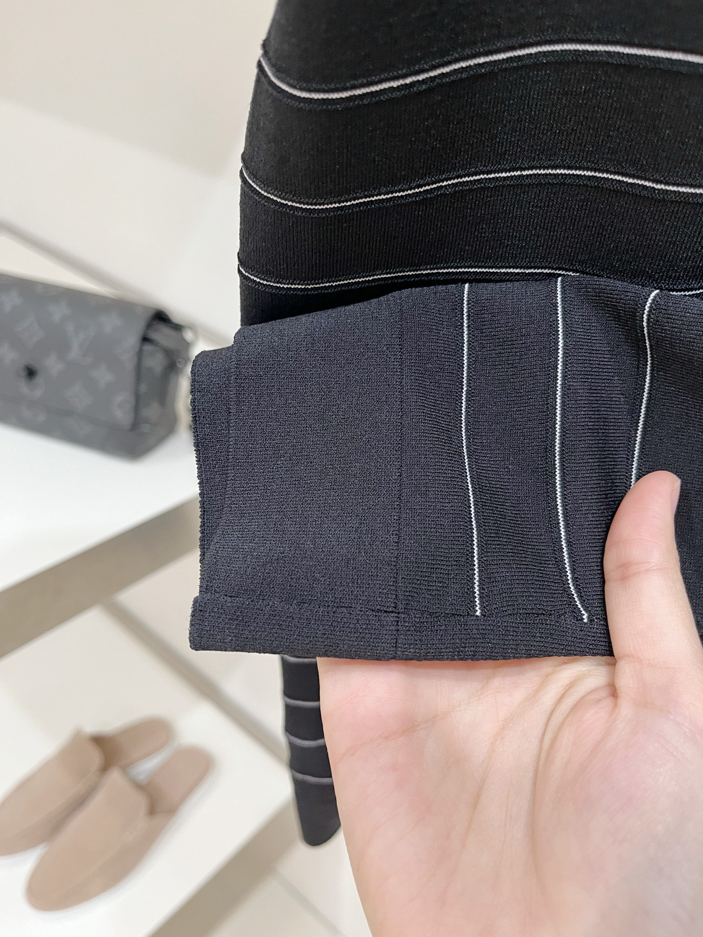 Loro piana、2026新品短袖T恤，帅气时尚，胸前设计凹凸字母logo，简约百搭款。面料针织 不仅挺括，保持潮流