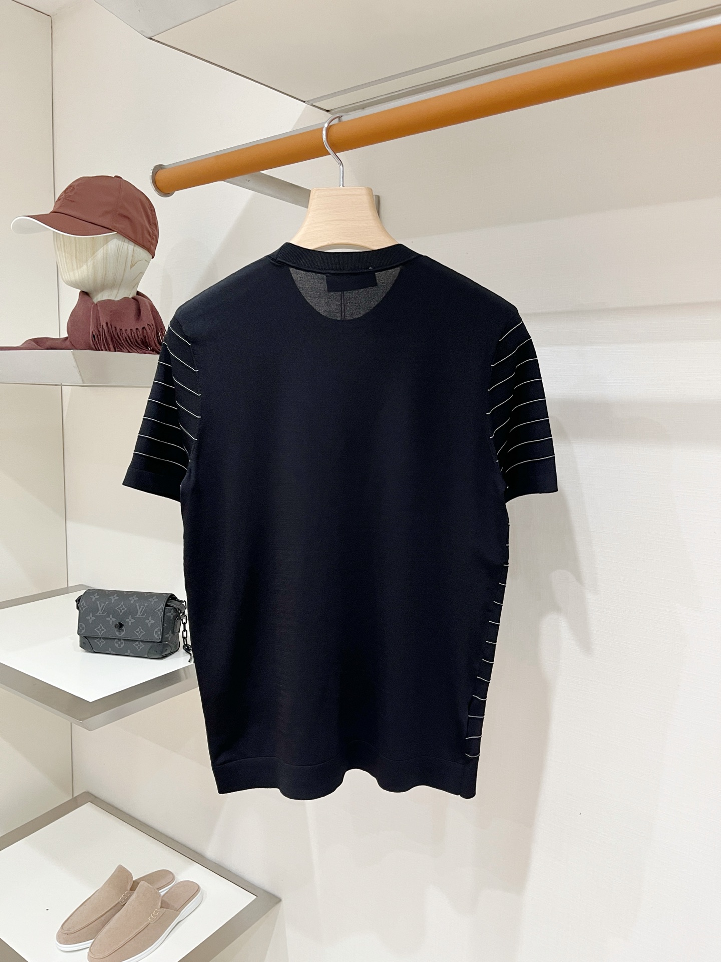 Loro piana、2026新品短袖T恤，帅气时尚，胸前设计凹凸字母logo，简约百搭款。面料针织 不仅挺括，保持潮流