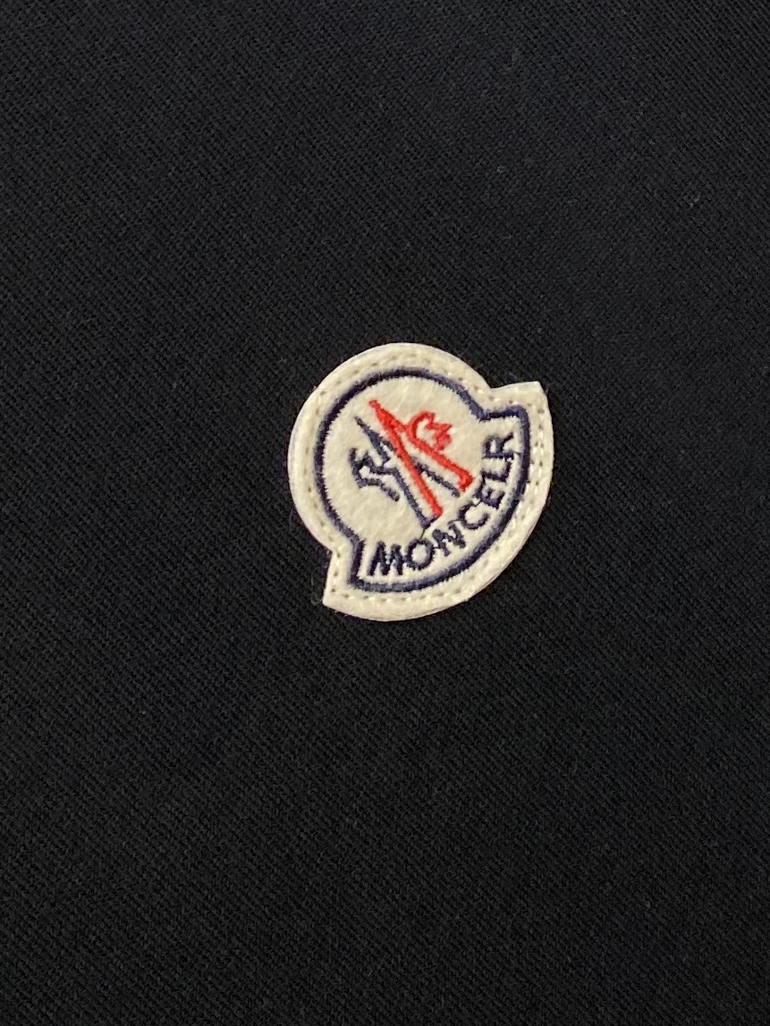 蒙口、2026新品短袖T恤，帅气时尚，简约百搭款。胸前刺绣装饰图案logo，面料棉 不仅挺括，保持潮流的廓形，又穿着舒适
