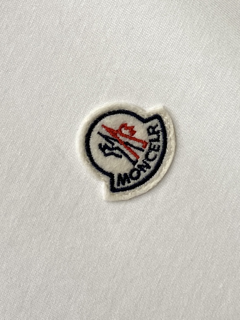 蒙口、2026新品短袖T恤，帅气时尚，简约百搭款。胸前刺绣装饰图案logo，面料棉 不仅挺括，保持潮流的廓形，又穿着舒适