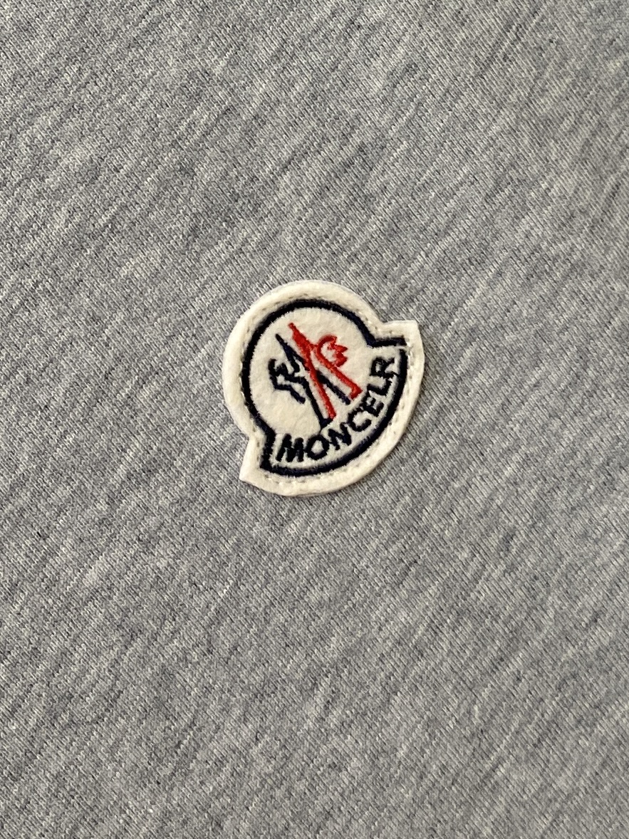 蒙口、2026新品短袖T恤，帅气时尚，简约百搭款。胸前刺绣装饰图案logo，面料棉 不仅挺括，保持潮流的廓形，又穿着舒适