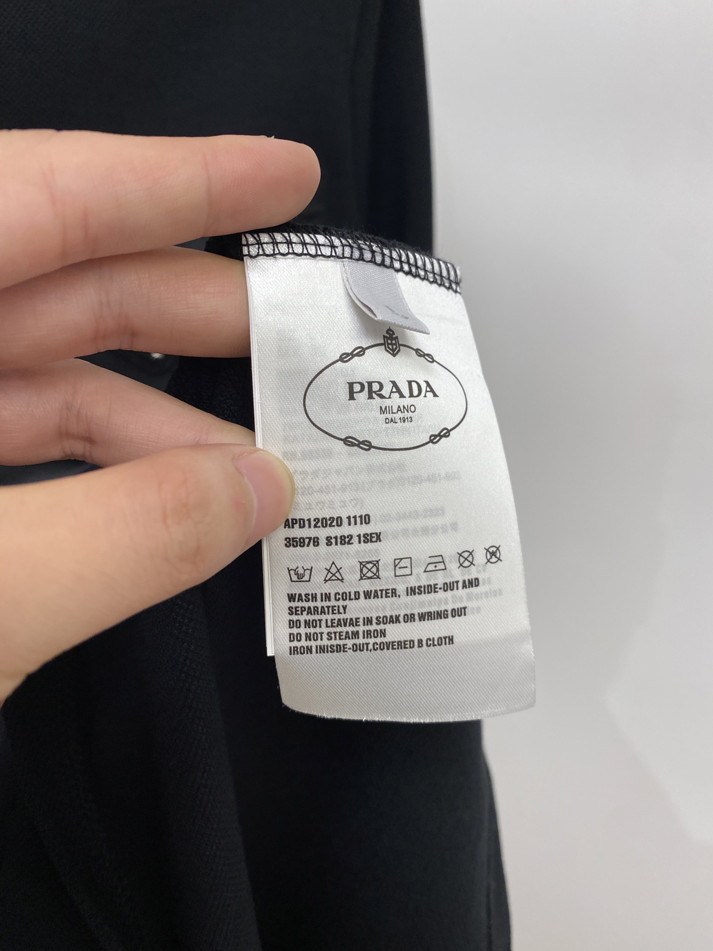 ￼ 普拉达、2026新品短袖T恤，帅气时尚，简约百搭款。胸前五金装饰三角标logo，面料棉 不仅挺括，保持潮流的廓形，又
