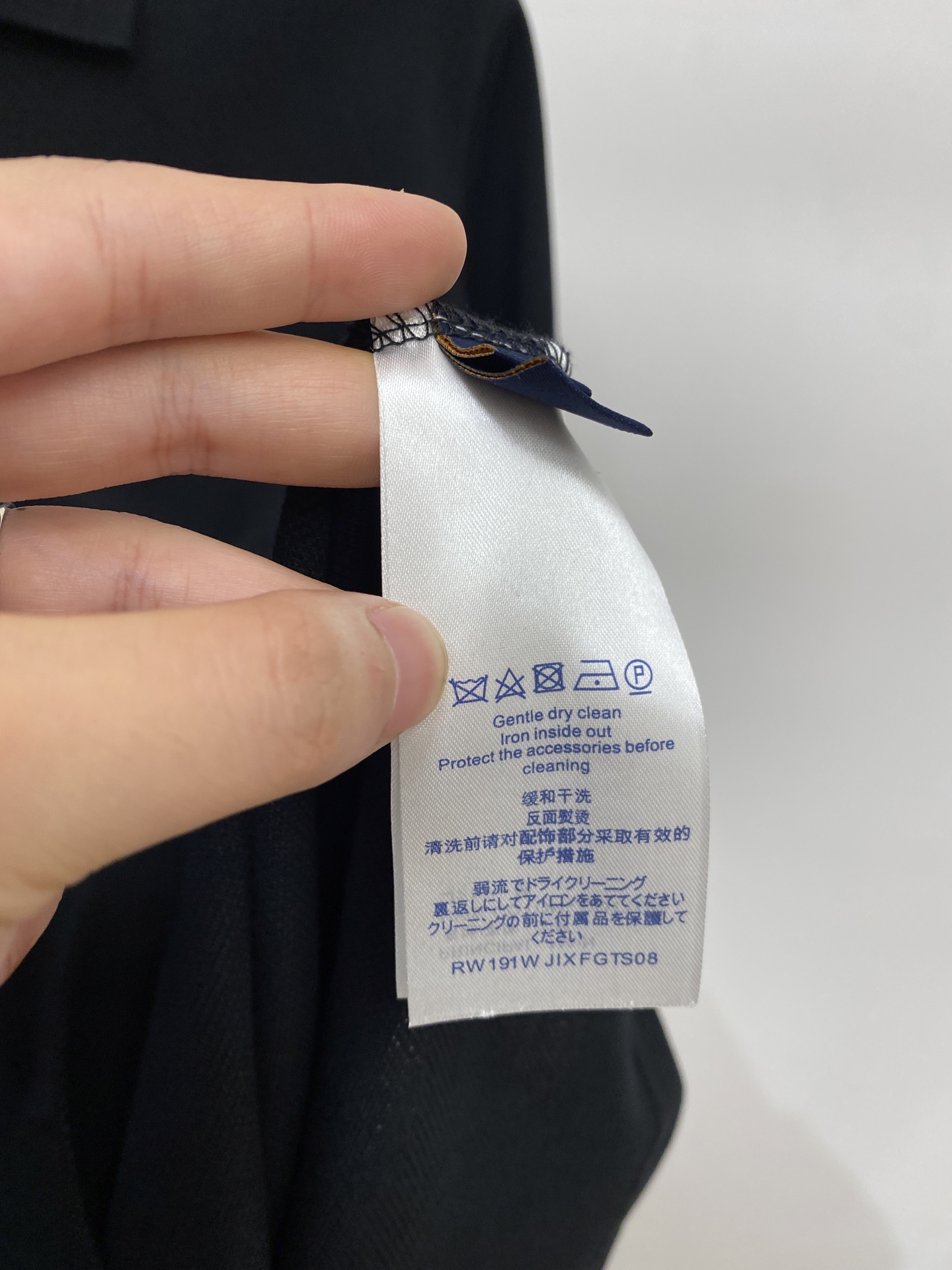 路易威登、2026新品短袖T恤，帅气时尚，简约百搭款。胸前设计凹凸字母logo，面料棉 不仅挺括，保持潮流的廓形，又穿着