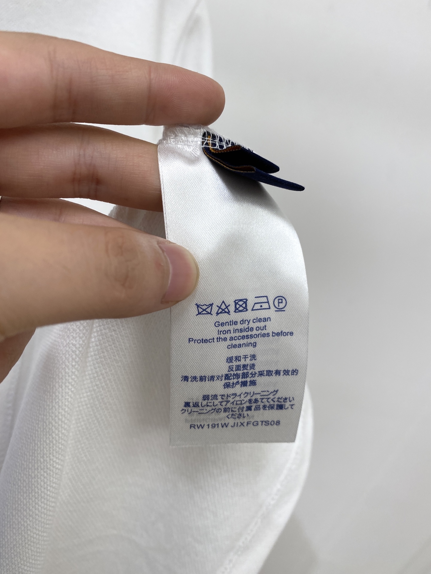 路易威登、2026新品短袖T恤，帅气时尚，简约百搭款。胸前设计凹凸字母logo，面料棉 不仅挺括，保持潮流的廓形，又穿着