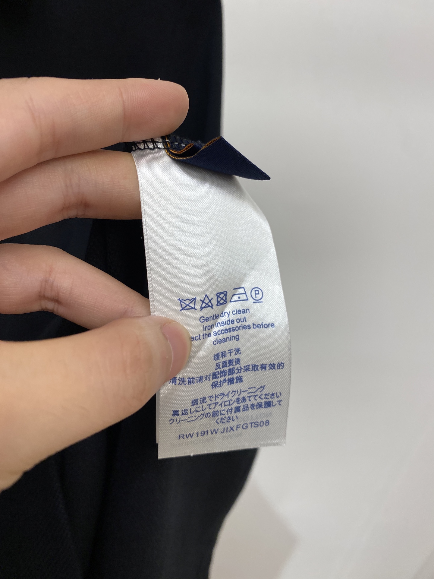 路易威登、2026新品短袖T恤，帅气时尚，简约百搭款。胸前精致刺绣字母logo，面料棉 不仅挺括，保持潮流的廓形，又穿着
