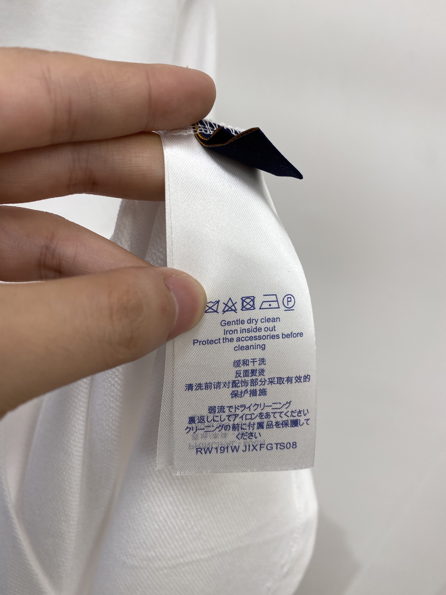 路易威登、2026新品短袖T恤，帅气时尚，简约百搭款。胸前精致刺绣字母logo，面料棉 不仅挺括，保持潮流的廓形，又穿着