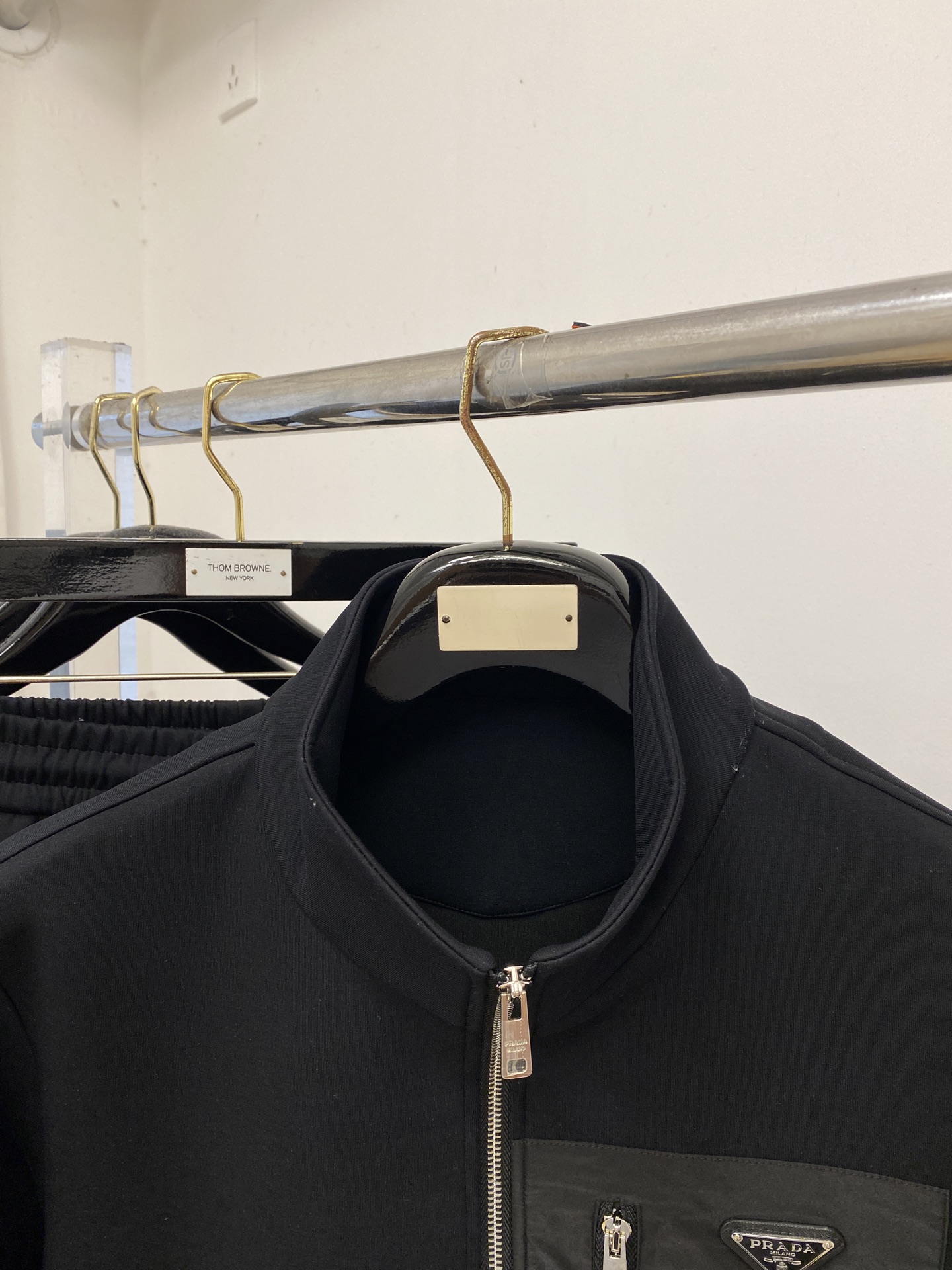普拉达、2026最新品，时尚休闲套装，顶级原版面料打造，穿着舒适，吸湿性透气性都非常良好，色牢度超高！无论内搭还是外穿都