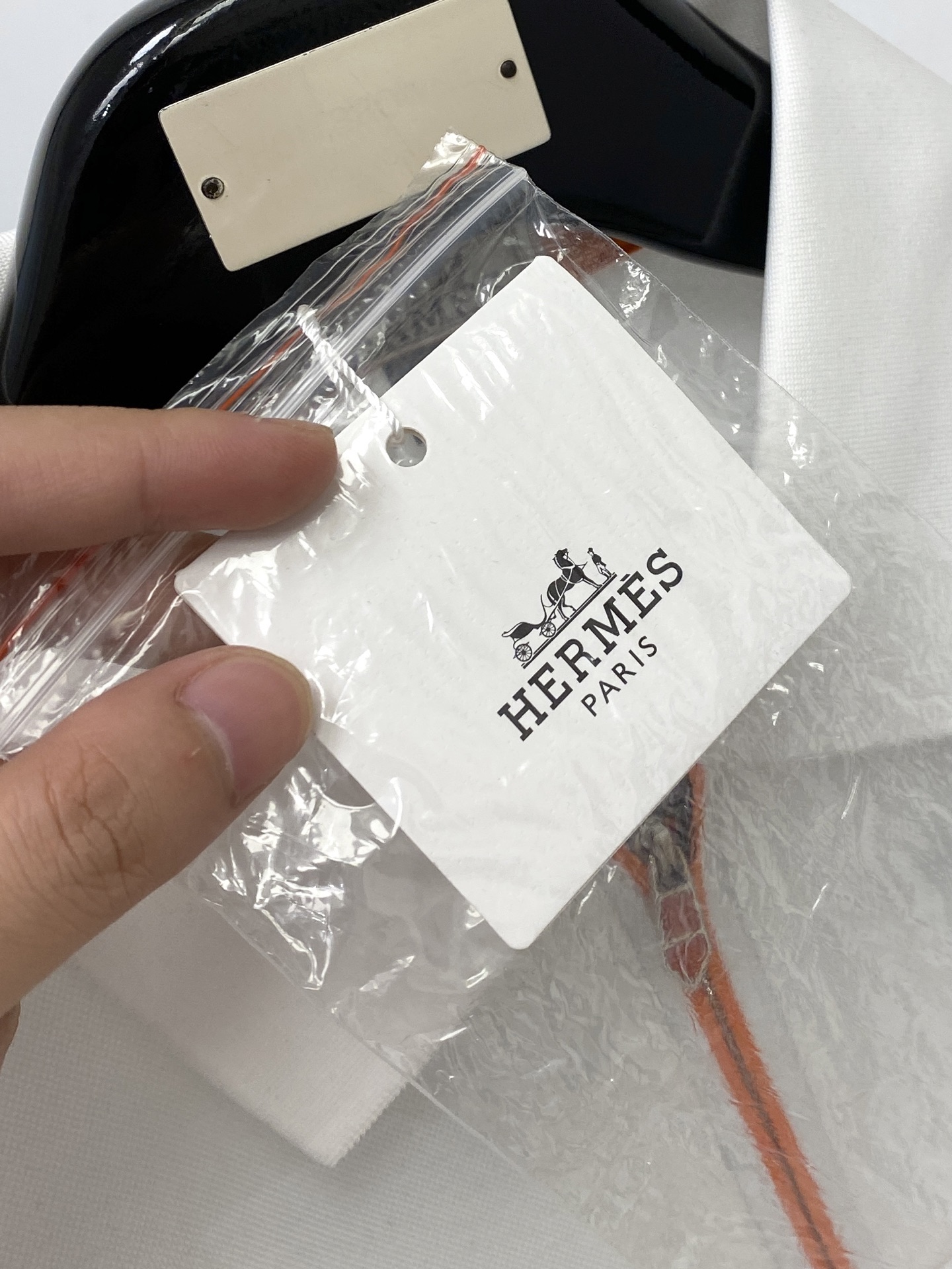 爱马仕、2026新品短袖T恤，帅气时尚，胸前设计凹凸印胶字母logo，简约百搭款。面料棉 不仅挺括，保持潮流的廓形，又穿
