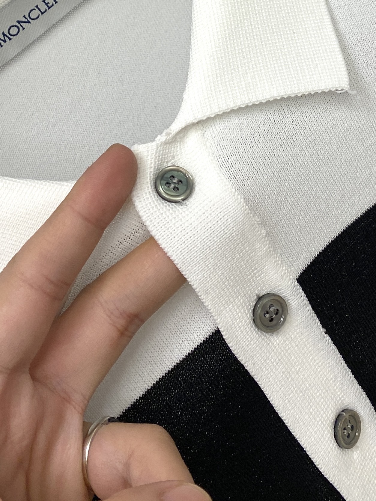 蒙口、2026新品短袖T恤，帅气时尚，胸前刺绣装饰图案logo，简约百搭款。面料针织 不仅挺括，保持潮流的廓形，又穿着舒