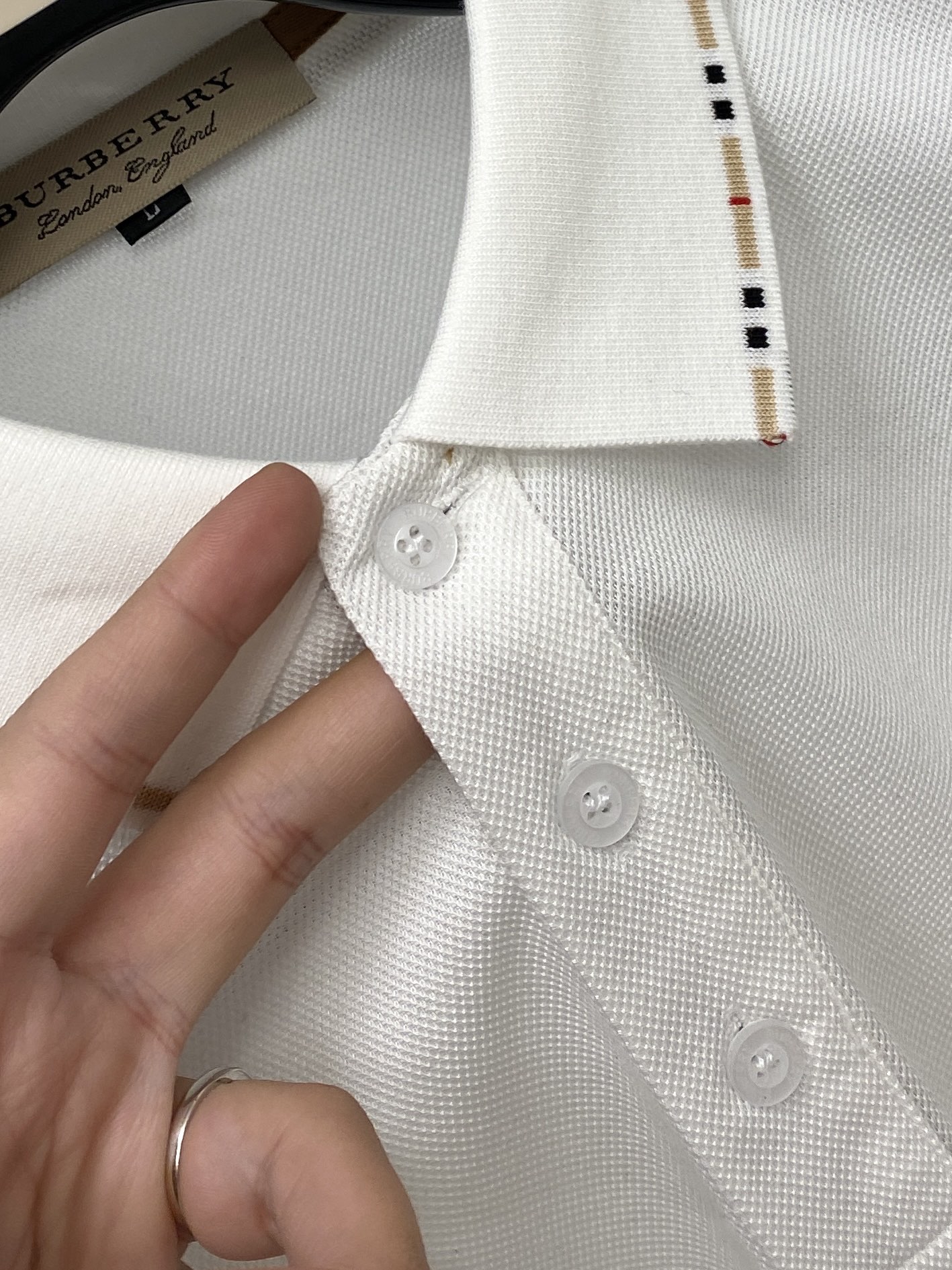 巴宝莉、2026新品短袖T恤，帅气时尚，胸前精致刺绣图案logo，简约百搭款。面料棉 不仅挺括，保持潮流的廓形，又穿着舒