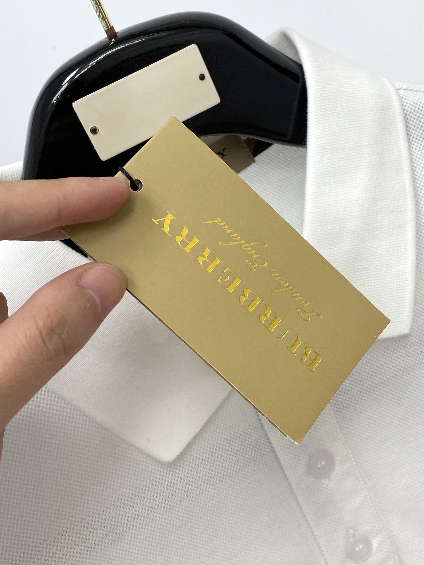 巴宝莉、2026新品短袖T恤，帅气时尚，胸前精致刺绣图案logo，简约百搭款。面料棉 不仅挺括，保持潮流的廓形，又穿着舒
