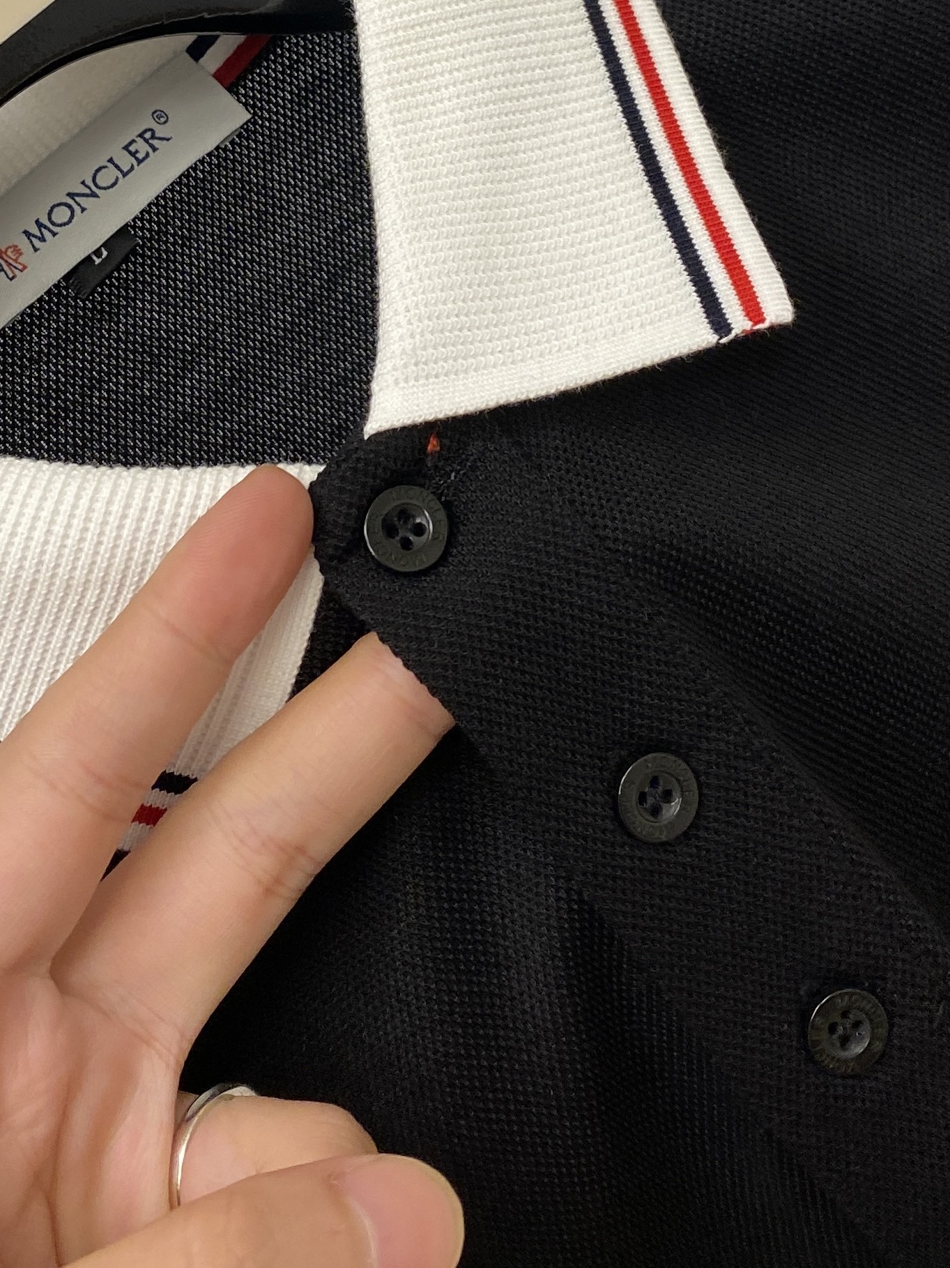 蒙口、2026新品短袖T恤，帅气时尚，胸前刺绣装饰图案logo，简约百搭款。面料棉 不仅挺括，保持潮流的廓形，又穿着舒适