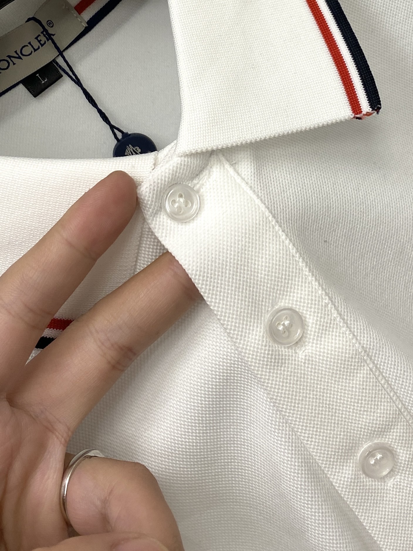 蒙口、2026新品短袖T恤，帅气时尚，胸前刺绣装饰图案logo，简约百搭款。面料棉 不仅挺括，保持潮流的廓形，又穿着舒适