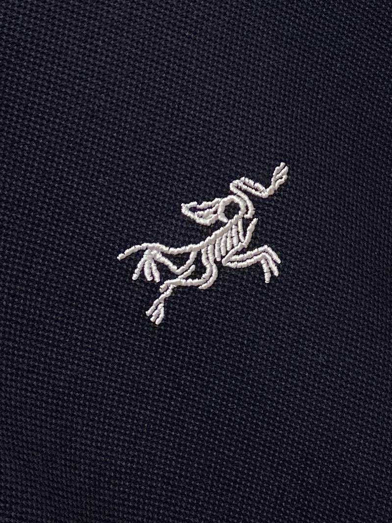 始祖鸟、2026新品短袖T恤，帅气时尚，胸前精致刺绣图案logo，简约百搭款。面料棉 不仅挺括，保持潮流的廓形，又穿着舒