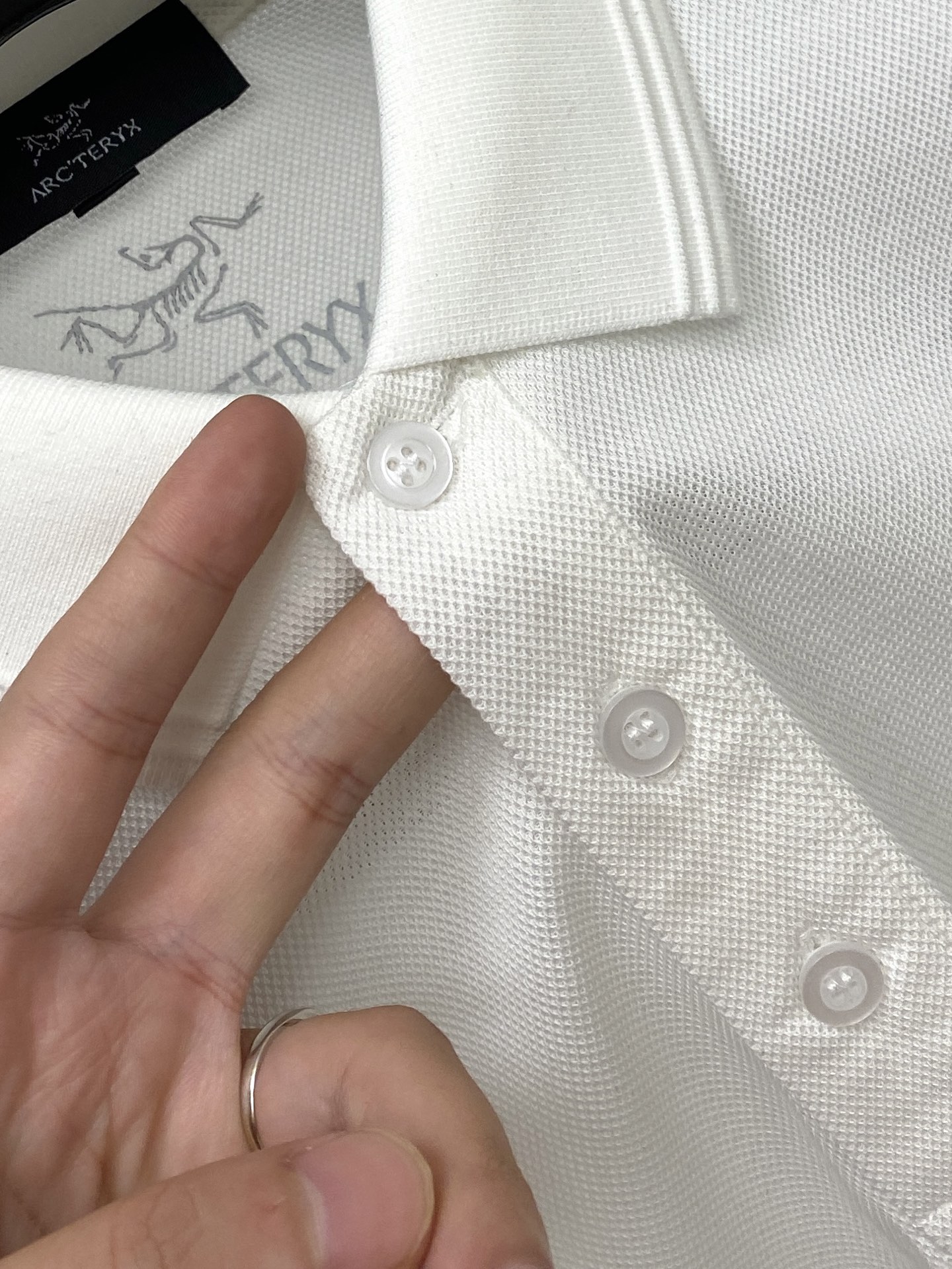 始祖鸟、2026新品短袖T恤，帅气时尚，胸前精致刺绣图案logo，简约百搭款。面料棉 不仅挺括，保持潮流的廓形，又穿着舒