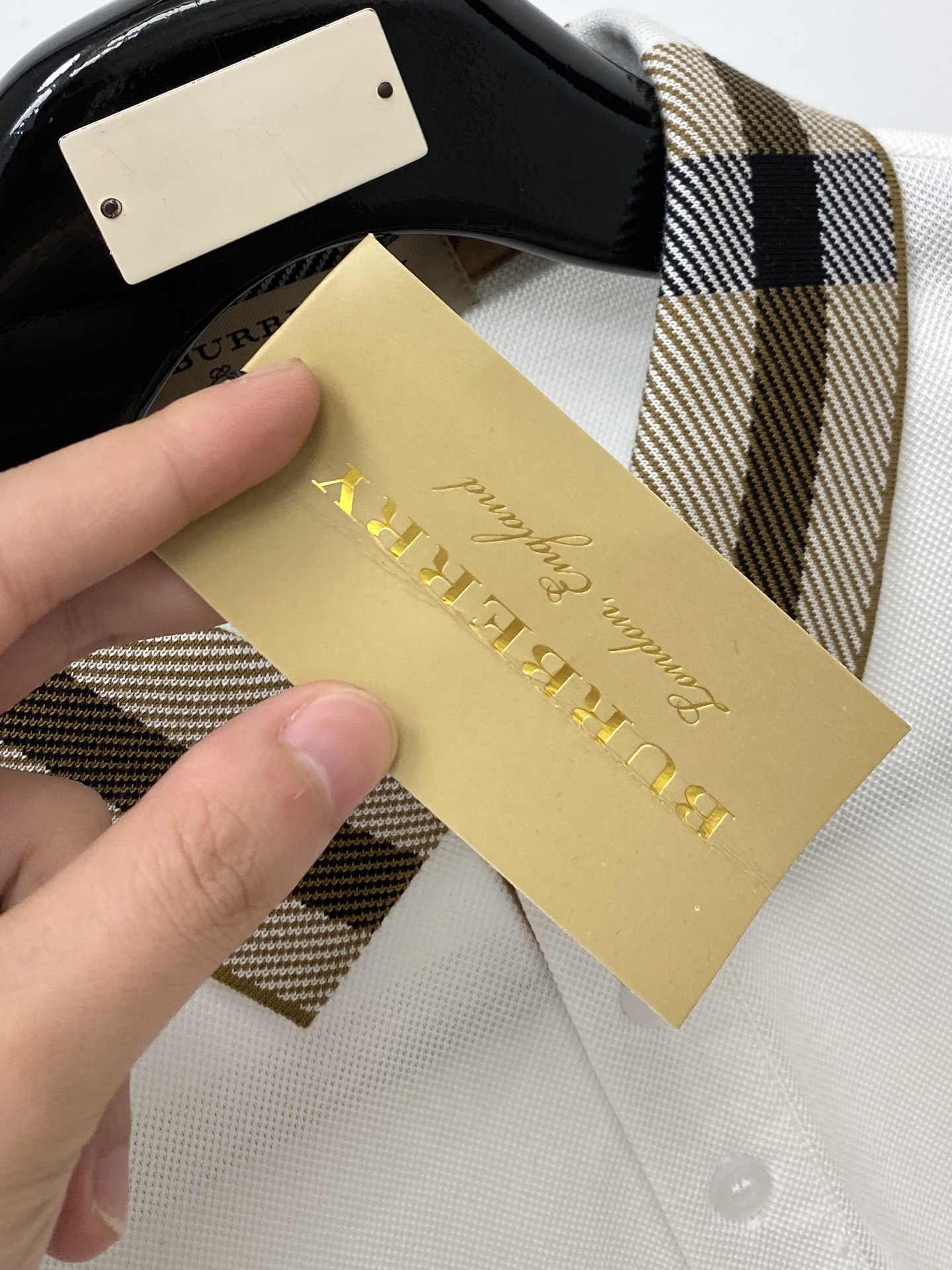 巴宝莉、2026新品短袖T恤，帅气时尚，胸前精致刺绣图案logo，简约百搭款。面料棉 不仅挺括，保持潮流的廓形，又穿着舒