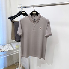 蒙口、2026新品短袖T恤,帅气时尚,胸前精致刺绣装饰图案logo,简约百搭款。面料棉 不仅挺括,保持潮流的廓形,又穿着 蒙口、2026新品短袖T恤,帅气时尚,胸前精致刺绣装饰图案logo,简约百搭款。面料棉 不仅挺括,保持潮流的廓形,又穿着