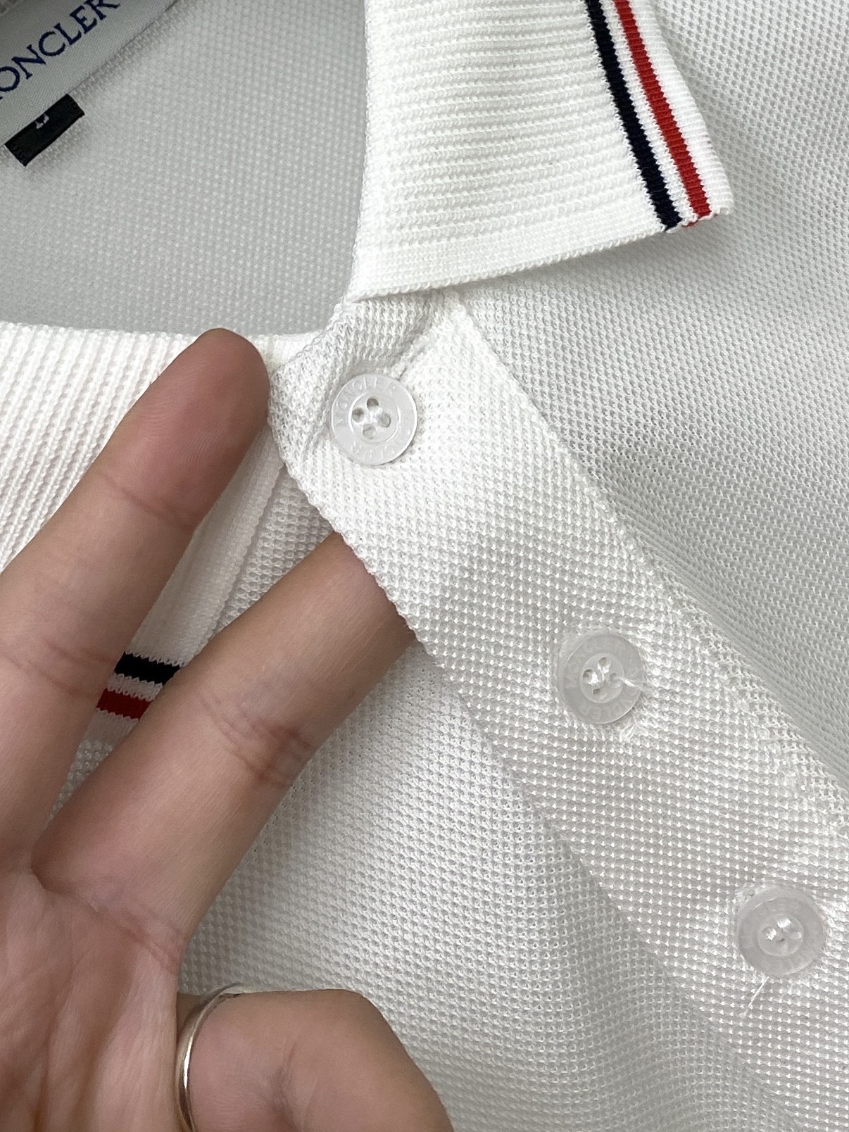 蒙口、2026新品短袖T恤，帅气时尚，胸前精致刺绣装饰图案logo，简约百搭款。面料棉 不仅挺括，保持潮流的廓形，又穿着