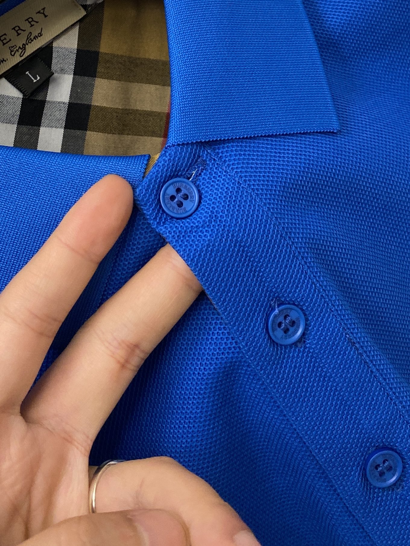 巴宝莉、2026新品短袖T恤，帅气时尚，胸前精致刺绣图案logo，简约百搭款。面料棉 不仅挺括，保持潮流的廓形，又穿着舒