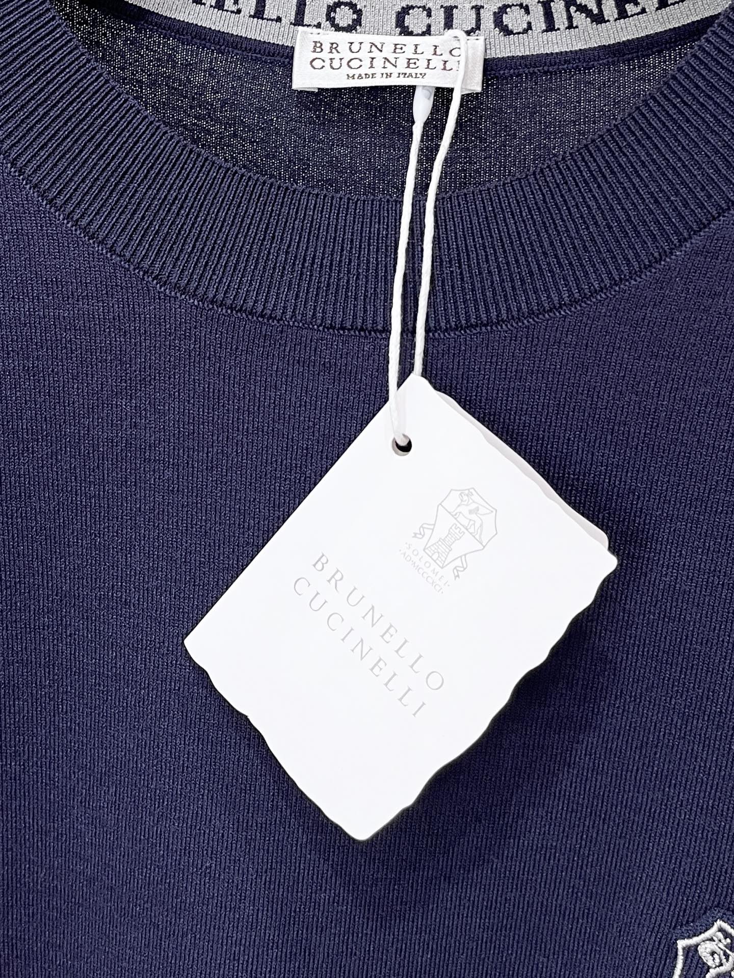Brunello Cucinelli、2026新品短袖T恤，帅气时尚，胸前精致凹凸刺绣图案logo，简约百搭款。面料针织