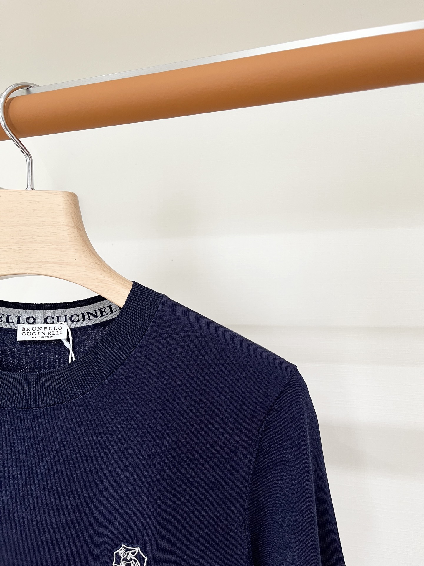 Brunello Cucinelli、2026新品短袖T恤，帅气时尚，胸前精致凹凸刺绣图案logo，简约百搭款。面料针织